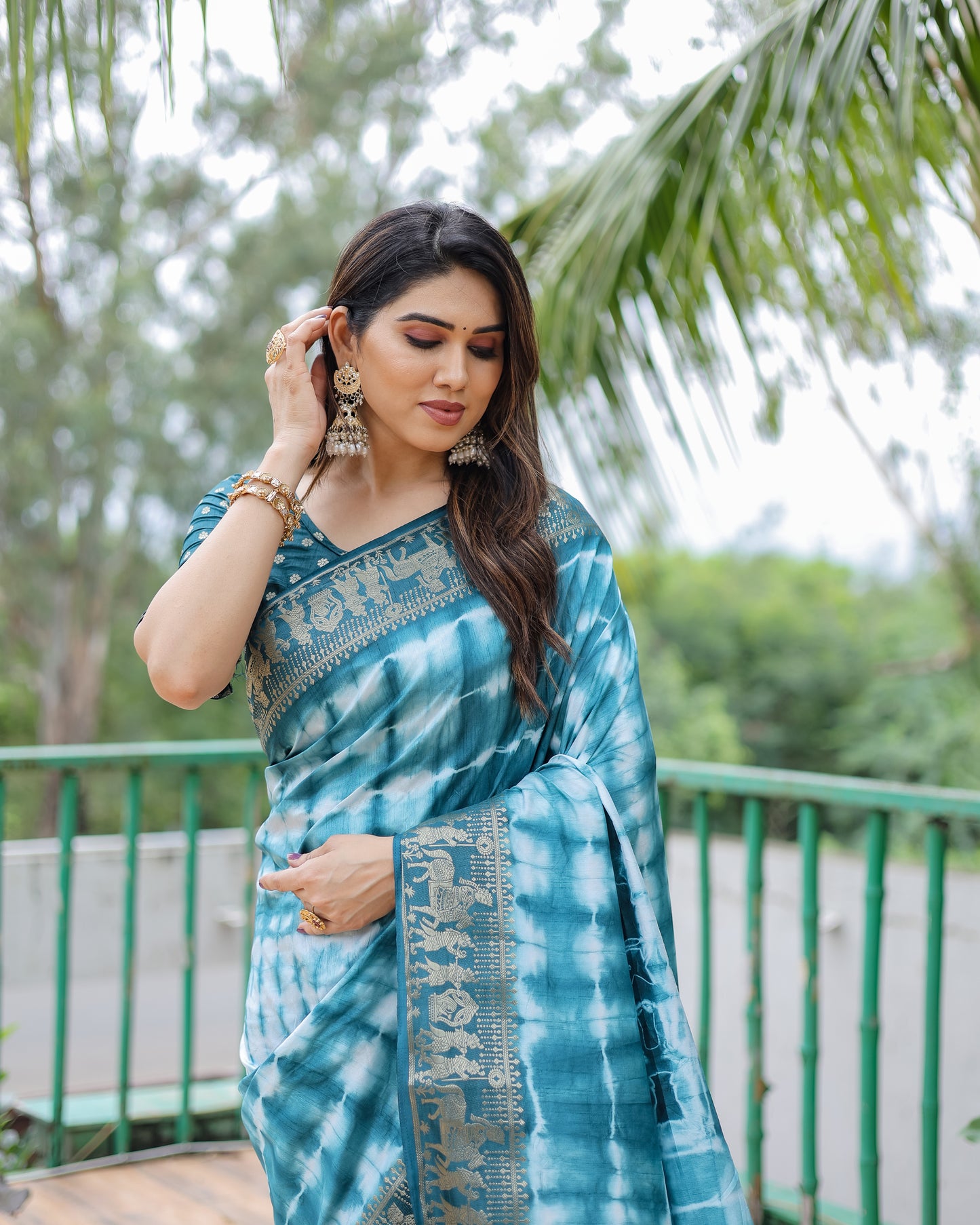 स्काई कलर प्रीमियम और उच्च गुणवत्ता, आरामदायक सिबोरी वर्क के साथ सॉफ्ट डोला सिल्क साड़ी