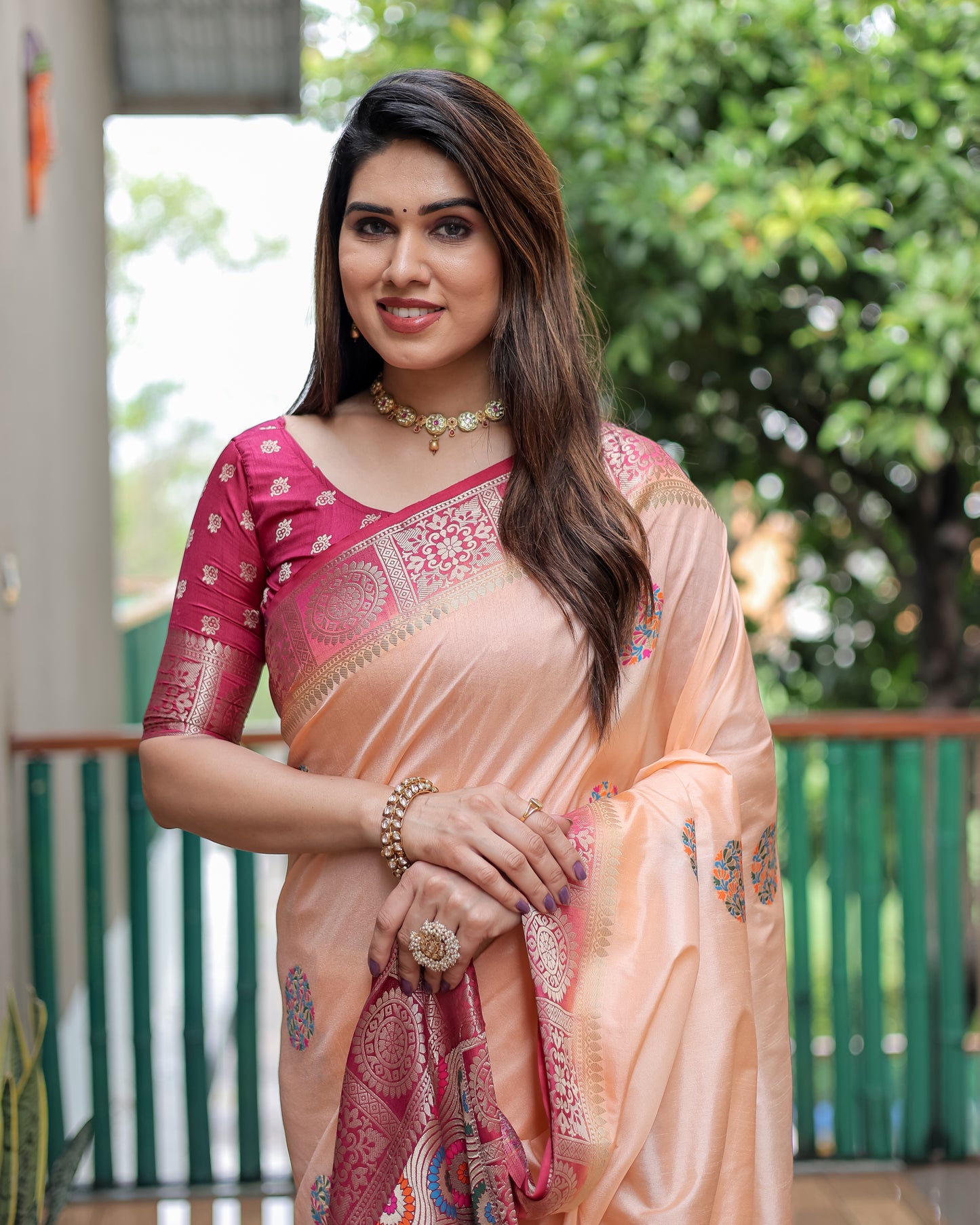 पीच रंग सुंदर ट्रेंडी संग्रह डोला सिल्क साड़ी अद्वितीय बूटा डिजाइन के साथ