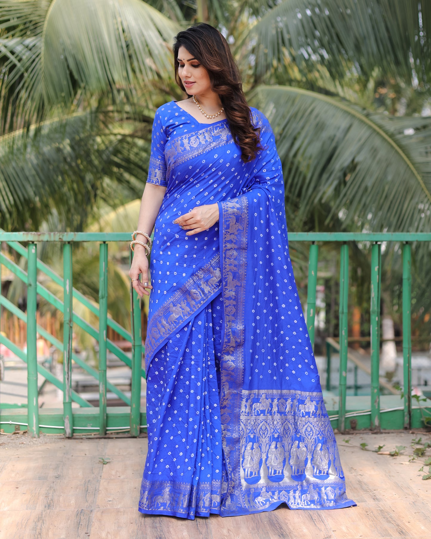 ज़री बुनाई बॉर्डर के साथ नीली मौसमी शुद्ध बंधेज सिल्क साड़ी