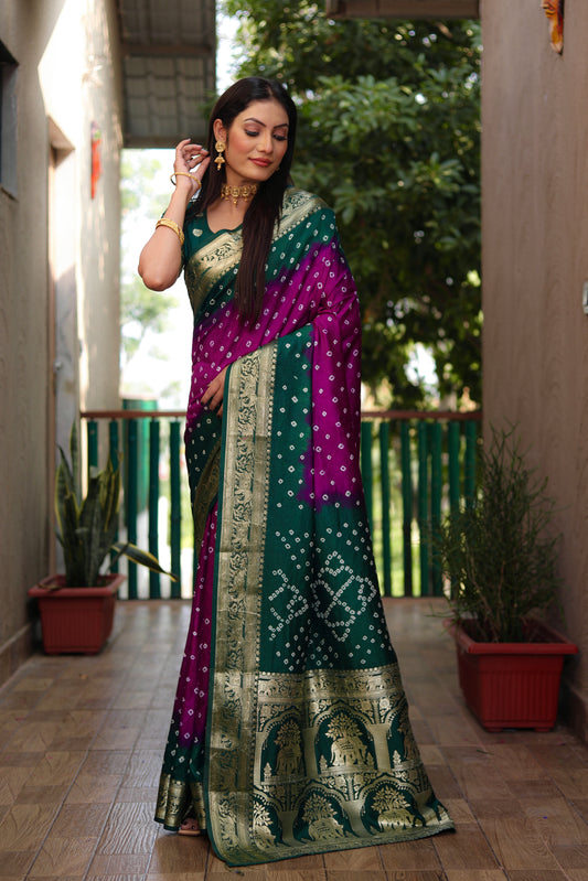 ज़री बॉर्डर रिच टिश्यू पल्लू के साथ बंधेज बॉर्डर वाली पर्पल वाहिनी बंधेज सिल्क साड़ी