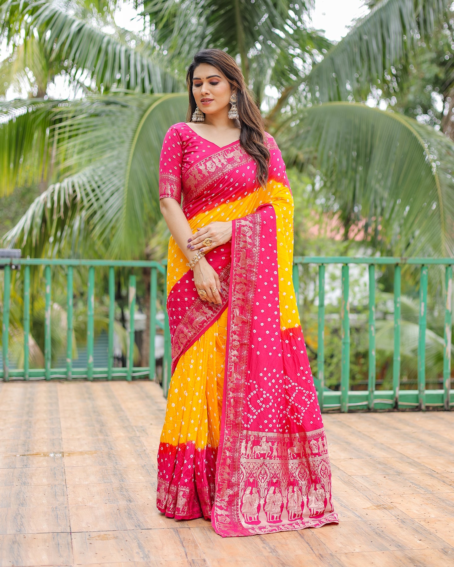 ज़री बुनाई रिच टिश्यू पल्लू के साथ पीली वामिका बंधेज सिल्क साड़ी