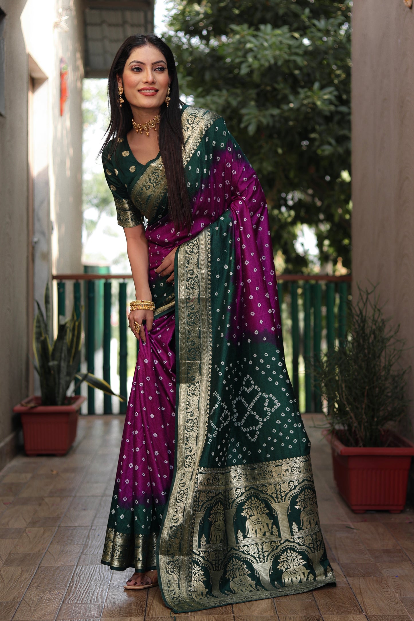 ज़री बॉर्डर रिच टिश्यू पल्लू के साथ बंधेज बॉर्डर वाली पर्पल वाहिनी बंधेज सिल्क साड़ी