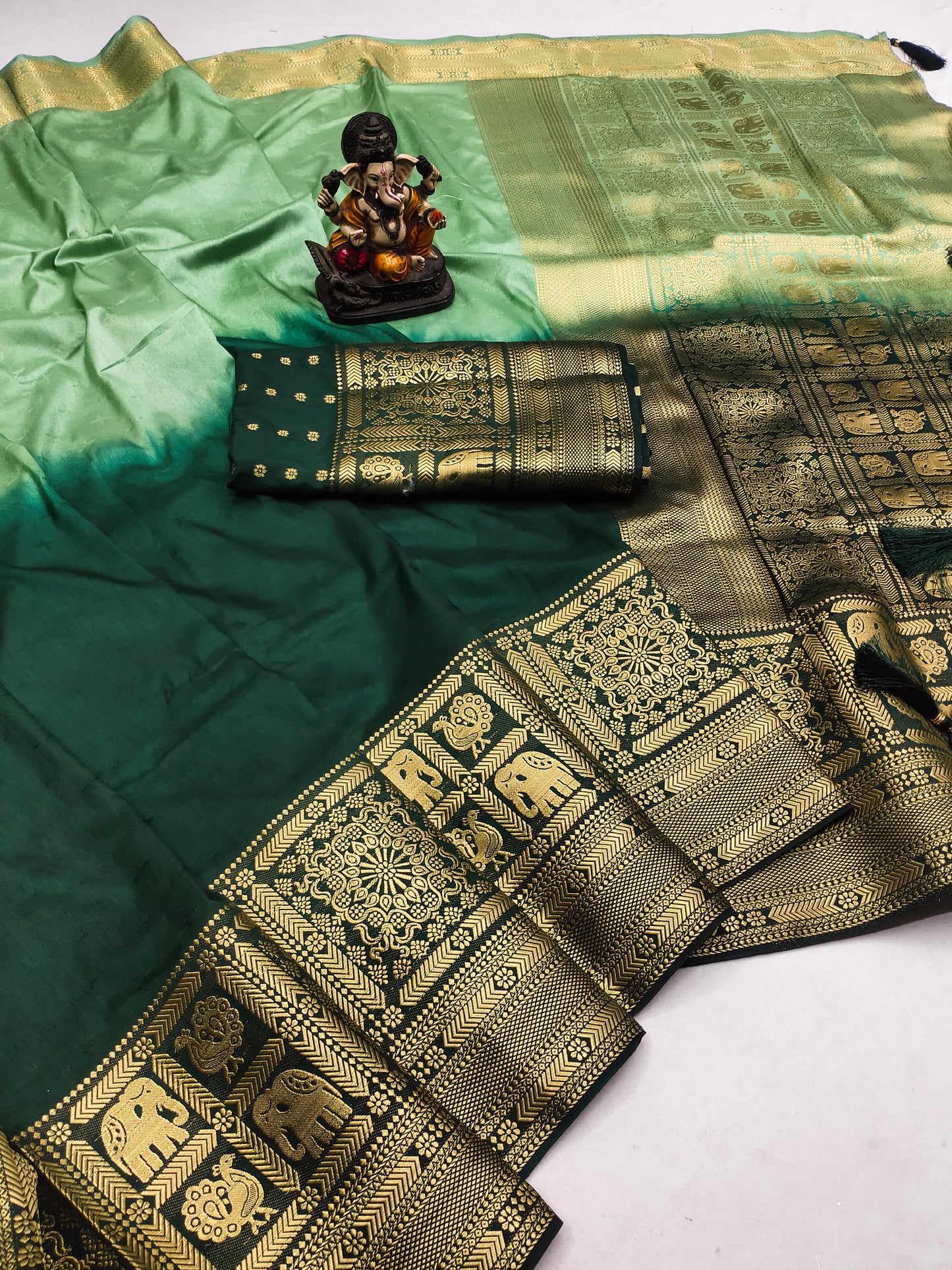 गहरे हरे रंग की सुपीरियर शुद्ध गाला डोला सिल्क साड़ी भारी हाथ से डाई और ज़री बॉर्डर