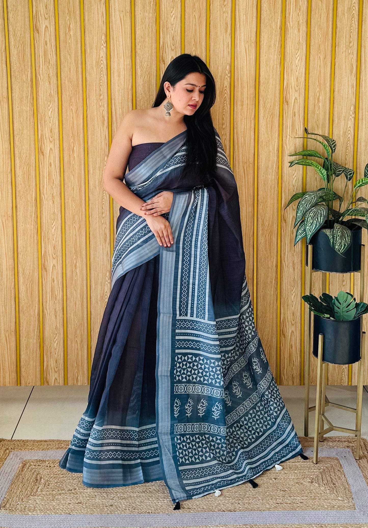 काले रंग की प्रीमियम क्वालिटी सॉफ्ट लिनन कॉटन डिजिटल प्रिंट साड़ी सिल्वर बॉर्डर के साथ