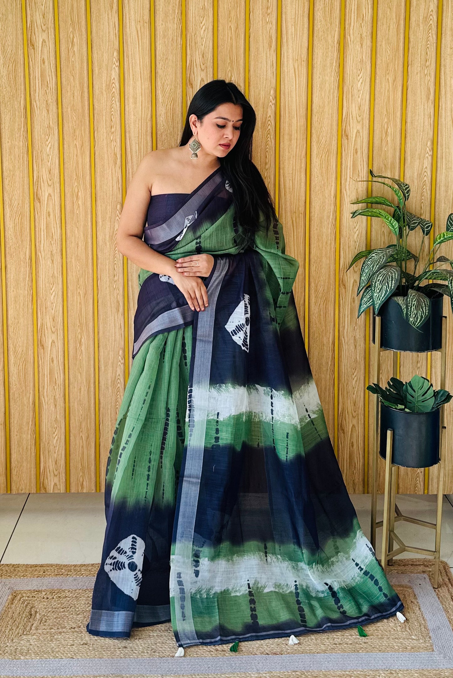 हरे रंग की प्रीमियम क्वालिटी सॉफ्ट लिनन कॉटन डिजिटल प्रिंट साड़ी सिल्वर बॉर्डर के साथ