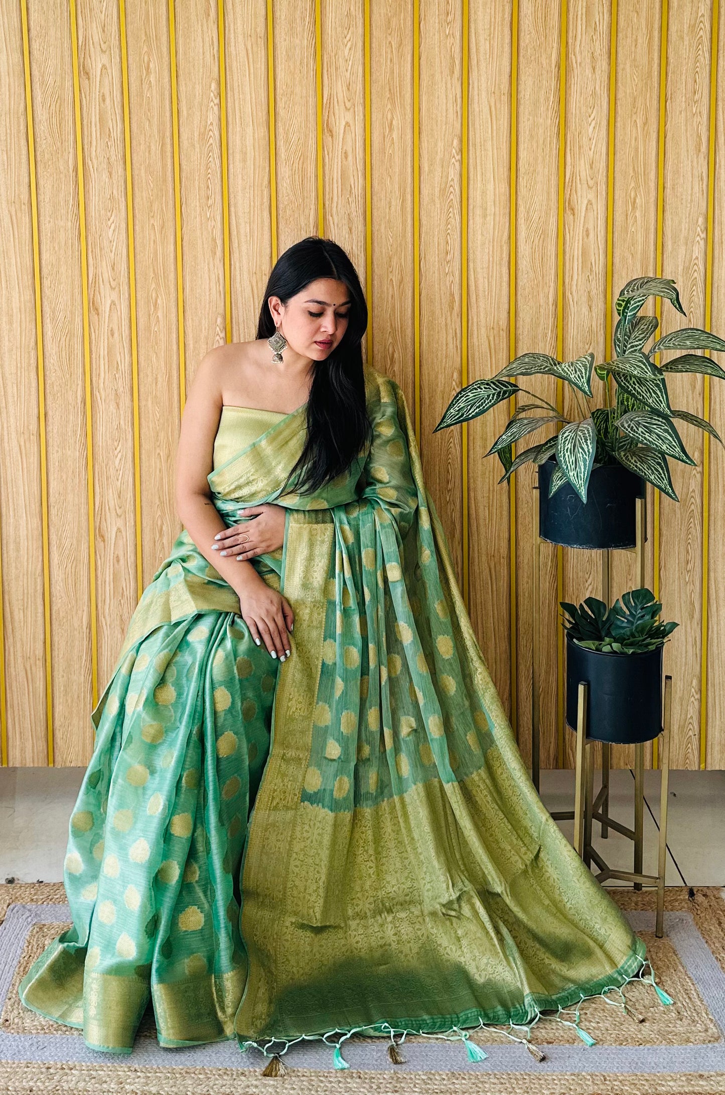 हरे रंग की प्रीमियम सॉफ्ट गिमिचू सिल्क साड़ी और जरी बुनाई बॉर्डर