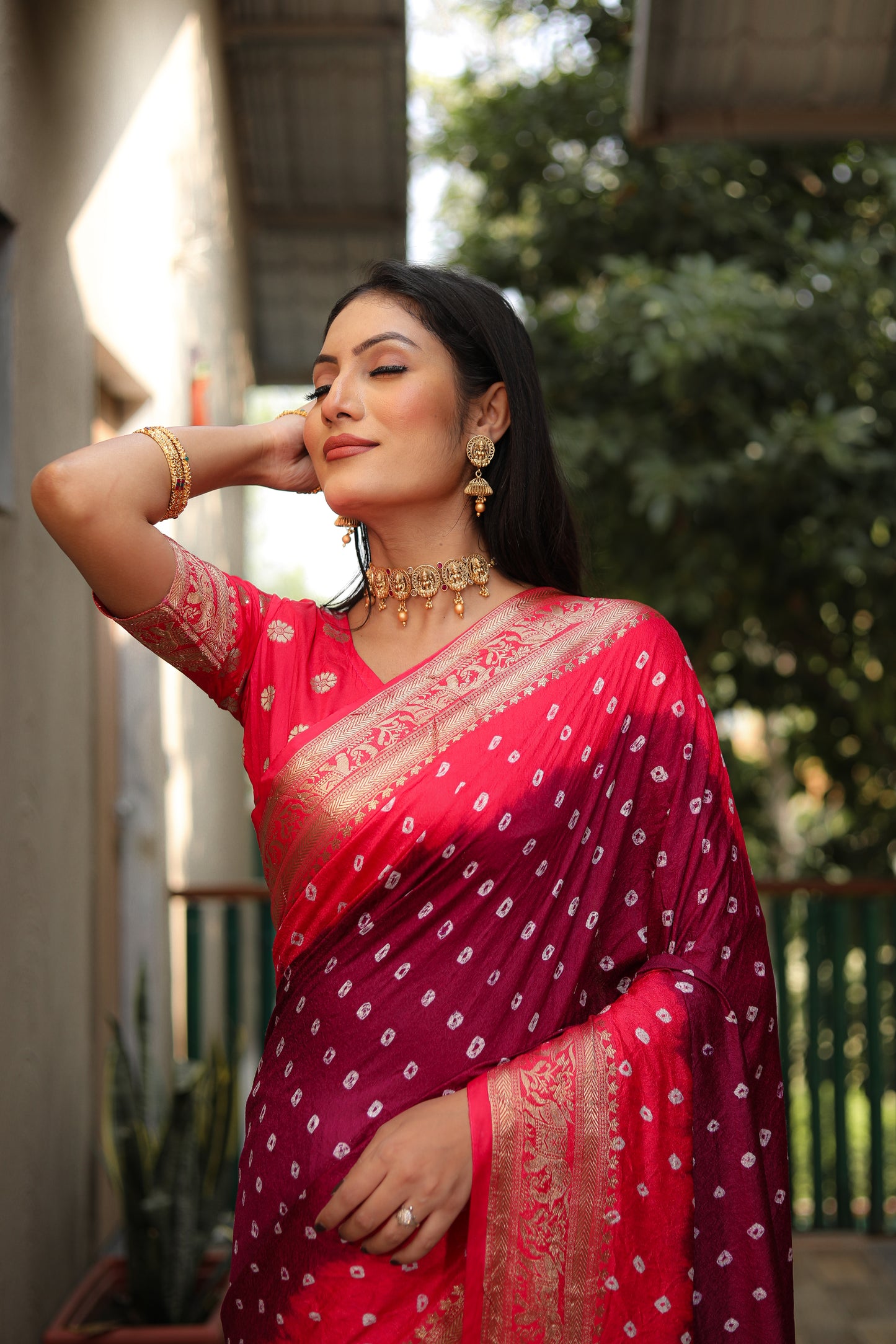 ज़री बॉर्डर रिच टिश्यू पल्लू के साथ बंधेज बॉर्डर वाली गुलाबी वाहिनी बंधेज सिल्क साड़ी