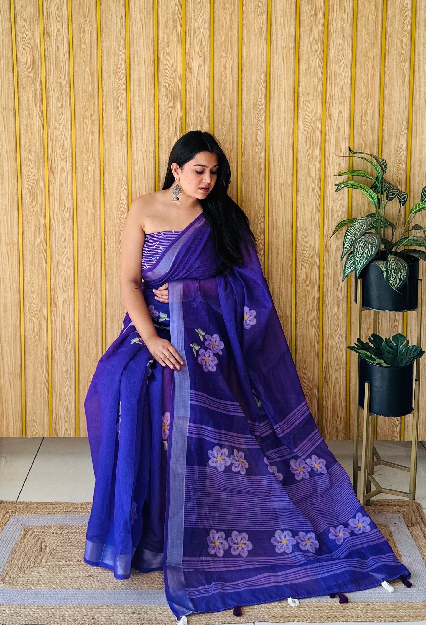 बैंगनी रंग की एक्सक्लूसिव वेडिंग सॉफ्ट लिनन कॉटन डिजिटल प्रिंट साड़ी सिल्वर बॉर्डर के साथ