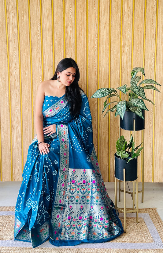 स्काई ब्लू दीवानी शुद्ध बंधेज सिल्क साड़ी पटोला बॉर्डर के साथ ज़री बुनाई पैठानी रिच पल्लू के साथ