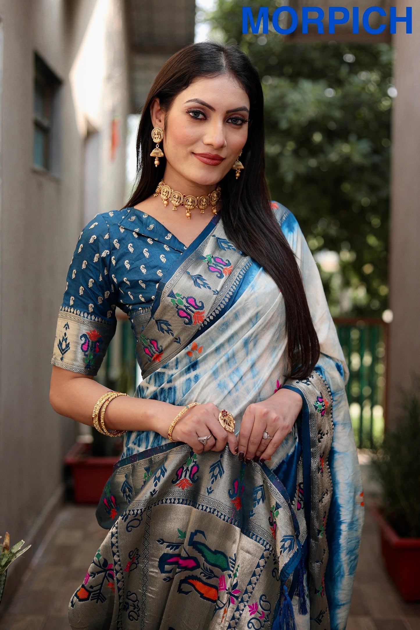 मॉर्पिच कलर एक्सक्लूसिव सिबरी प्रिंट पैथानी सिल्क साड़ी ज़री गोल्ड और मीनाकारी पैथानी बॉर्डर