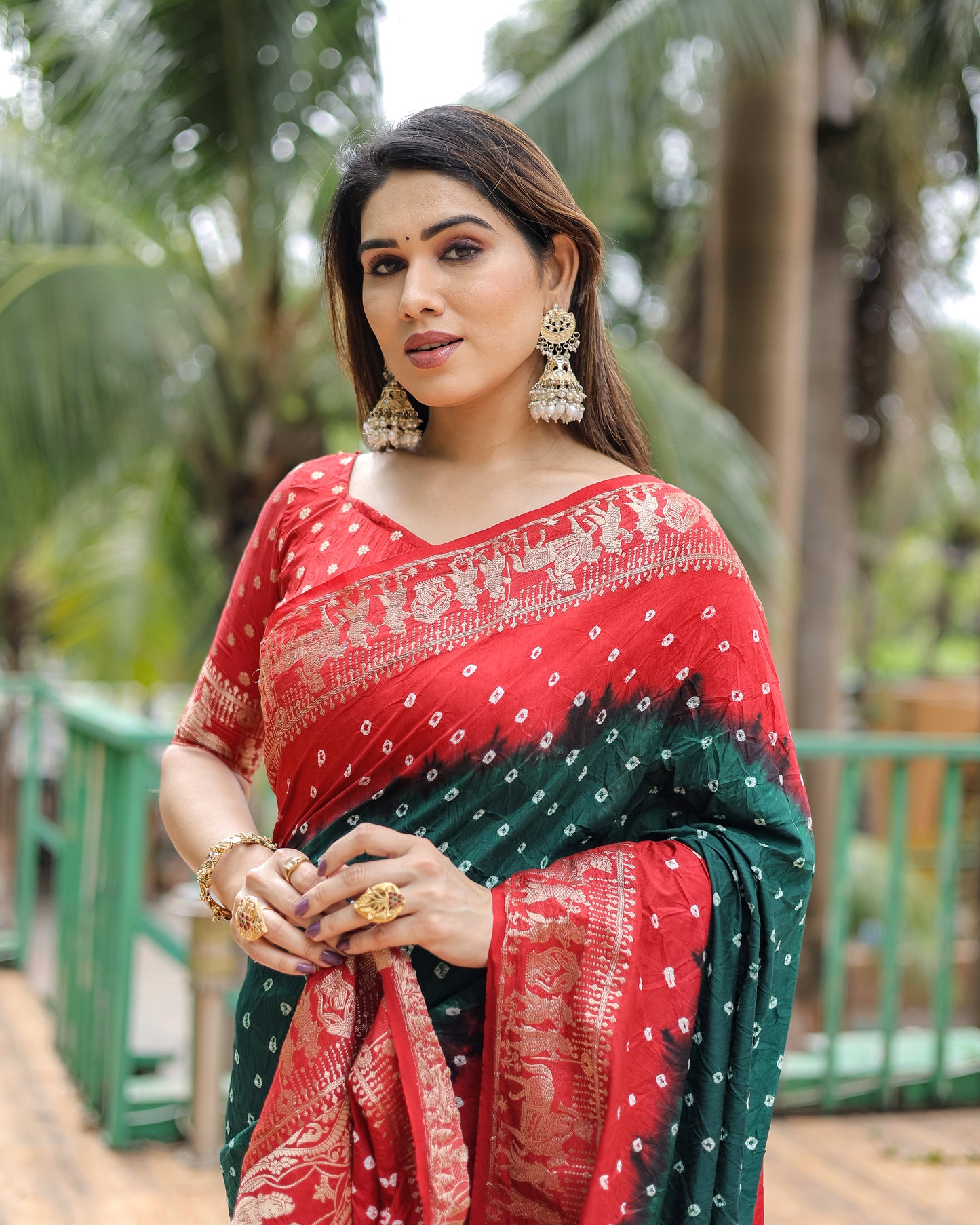 ज़री बुनाई रिच टिश्यू पल्लू के साथ हरी वामिका बंधेज सिल्क साड़ी