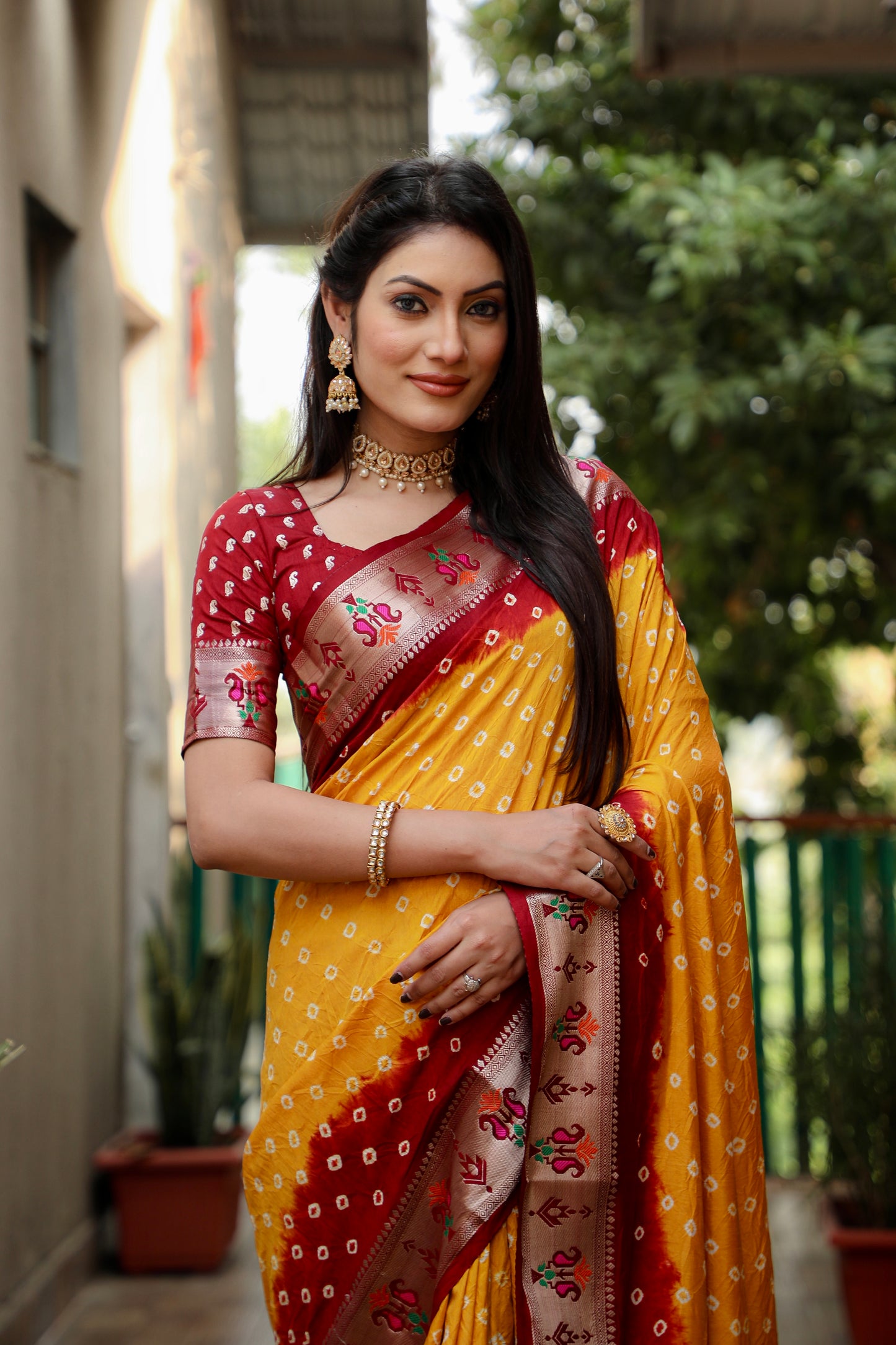 जरी पैठानी बुनाई बॉर्डर के साथ पीली चांदनी डोला मुलायम रेशम बंधेज साड़ी