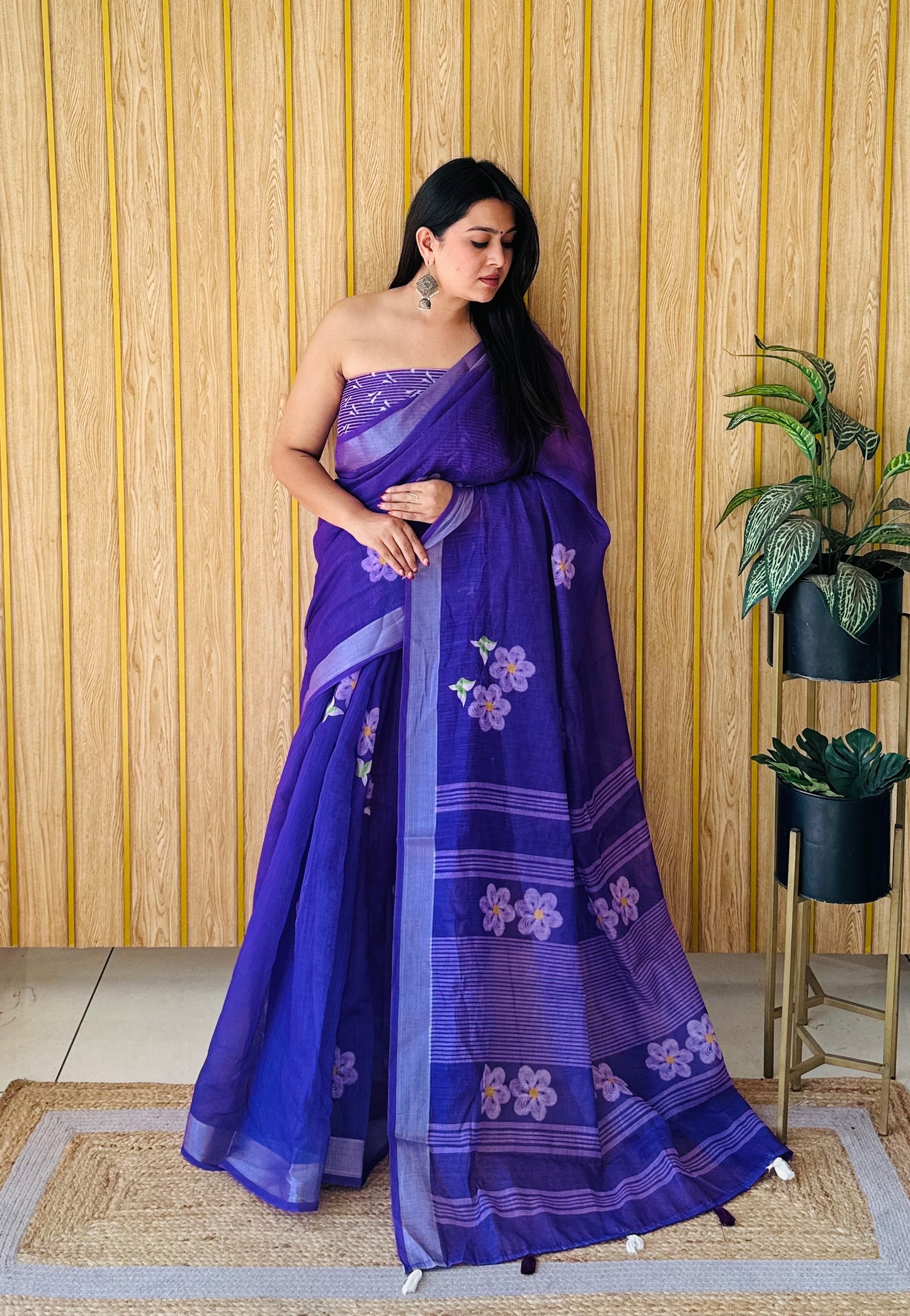 बैंगनी रंग की एक्सक्लूसिव वेडिंग सॉफ्ट लिनन कॉटन डिजिटल प्रिंट साड़ी सिल्वर बॉर्डर के साथ