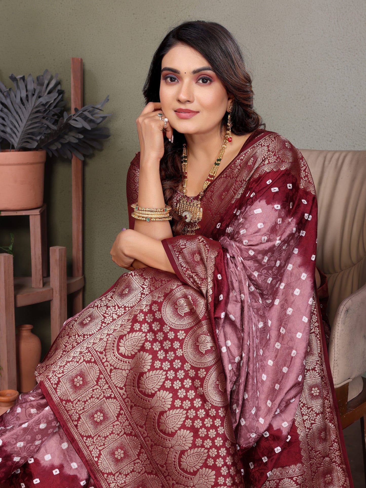 ज़री बुनाई बॉर्डर के साथ पीच सत्यवती बंधेज साटन सिल्क साड़ी