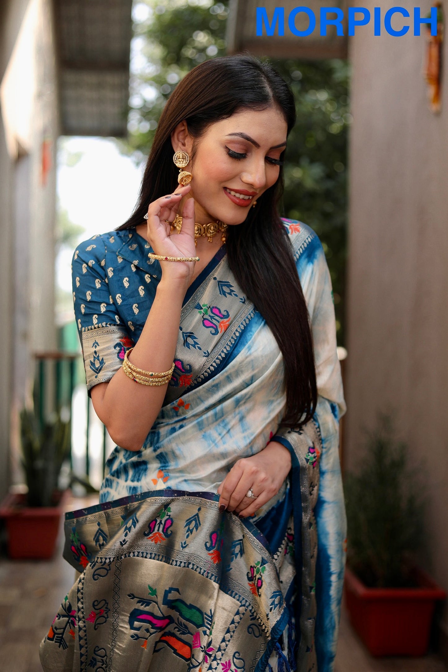 मॉर्पिच कलर एक्सक्लूसिव सिबरी प्रिंट पैथानी सिल्क साड़ी ज़री गोल्ड और मीनाकारी पैथानी बॉर्डर