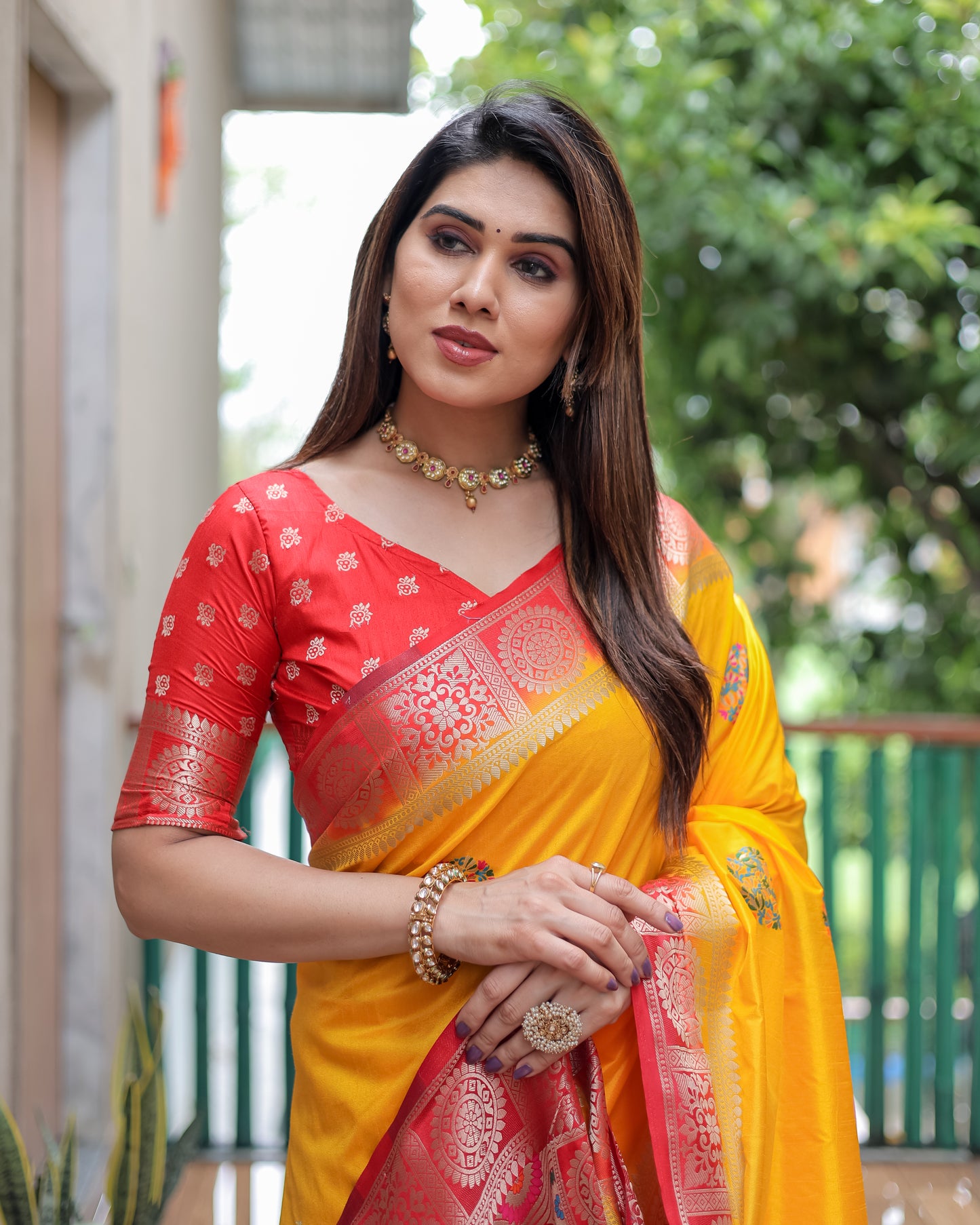 पीले रंग की खूबसूरत ट्रेंडी कलेक्शन डोला सिल्क साड़ी अनोखे बूटा डिज़ाइन के साथ