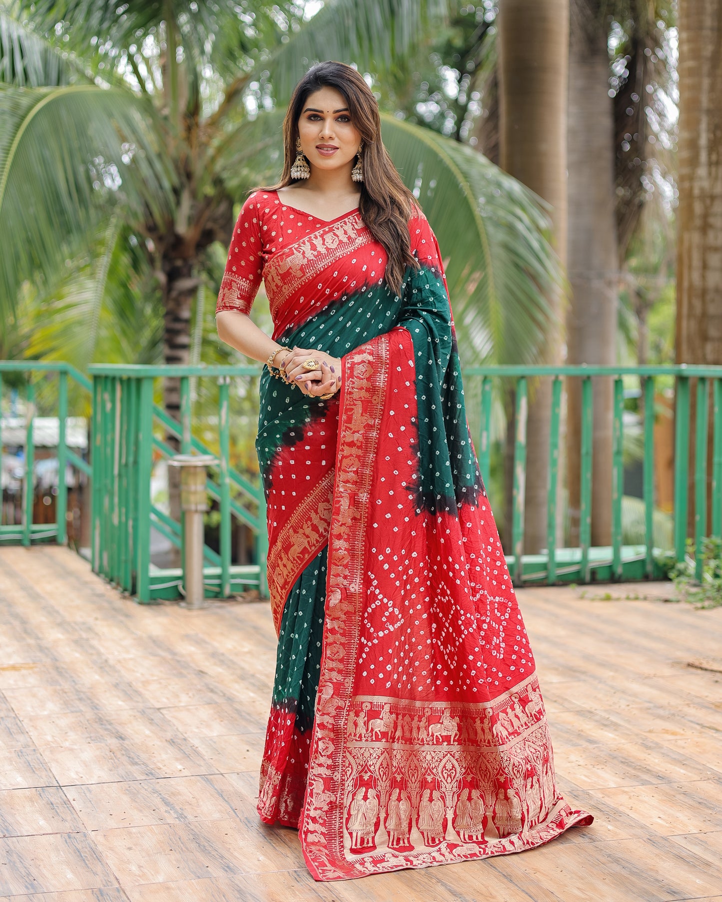 ज़री बुनाई रिच टिश्यू पल्लू के साथ हरी वामिका बंधेज सिल्क साड़ी