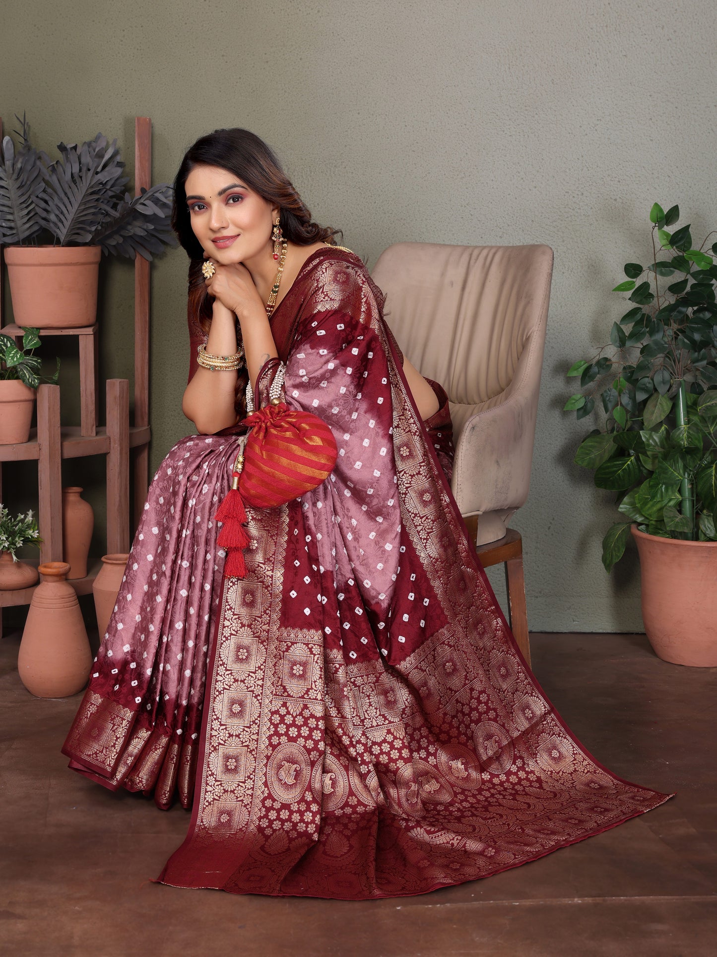 ज़री बुनाई बॉर्डर के साथ पीच सत्यवती बंधेज साटन सिल्क साड़ी