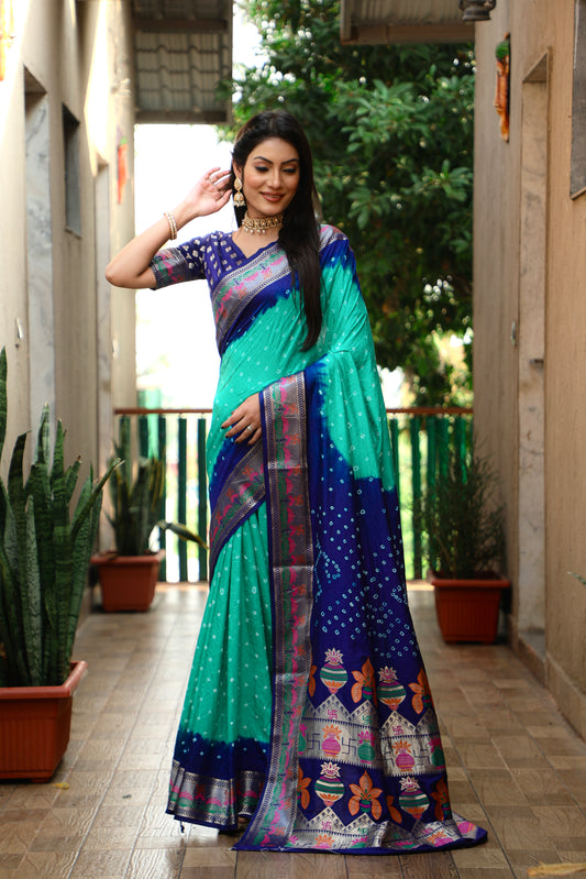 स्काई ब्लू स्वास्तिक बंधेज सिल्क साड़ी मीनाकारी बॉर्डर और ज़री बुनाई कलश और स्वास्तिक डिजाइन के साथ