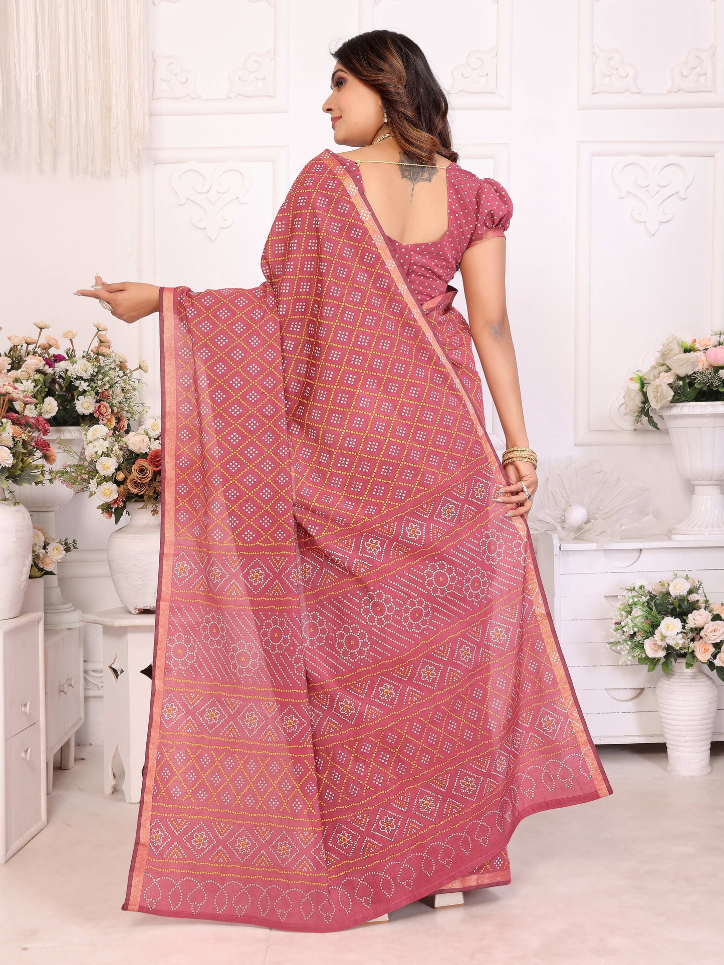 मैरून अंबा शुद्ध पटोला और बंधेज पैटर्न नरम सूती हल्के वजन की साड़ी