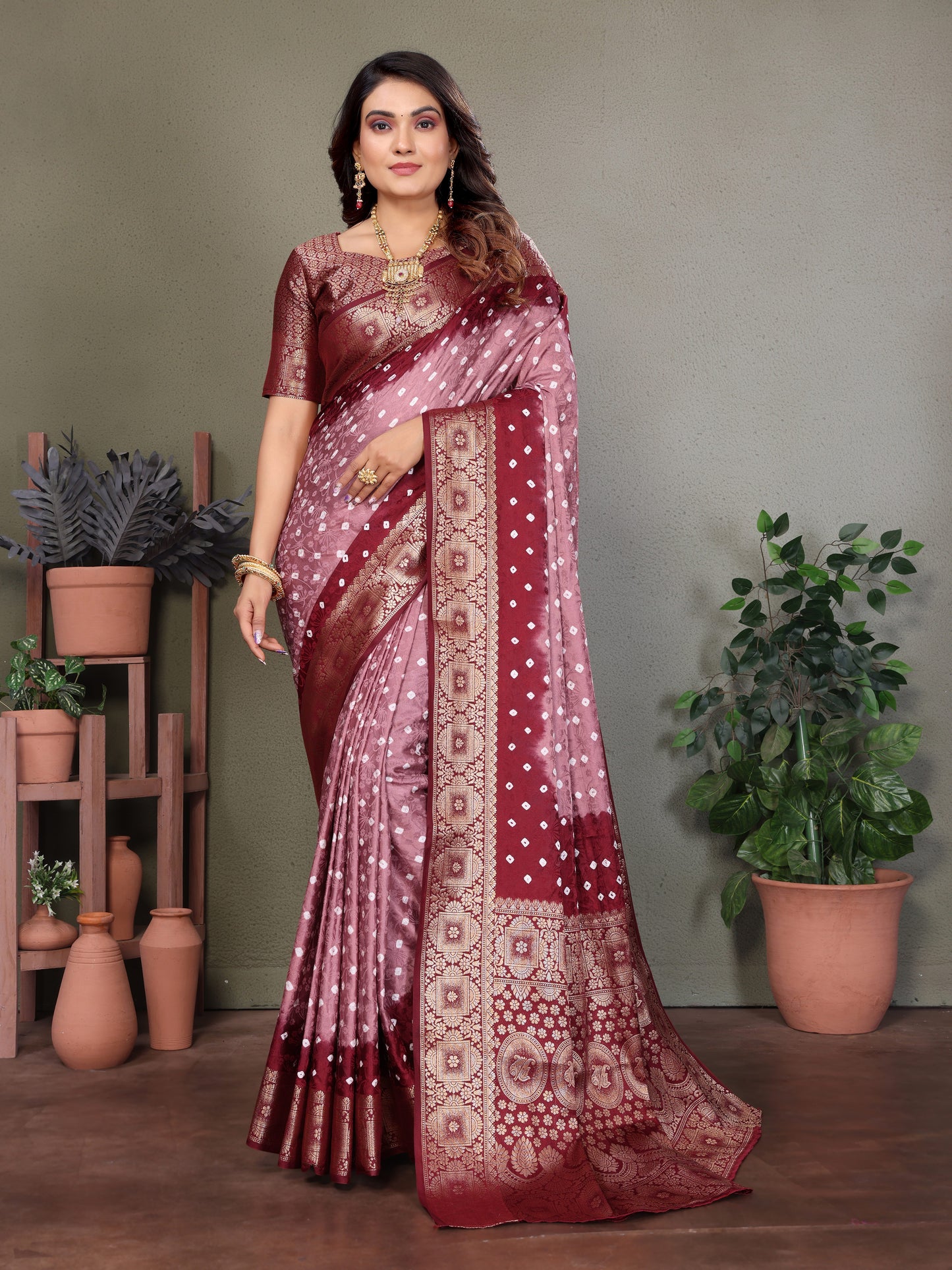 ज़री बुनाई बॉर्डर के साथ पीच सत्यवती बंधेज साटन सिल्क साड़ी