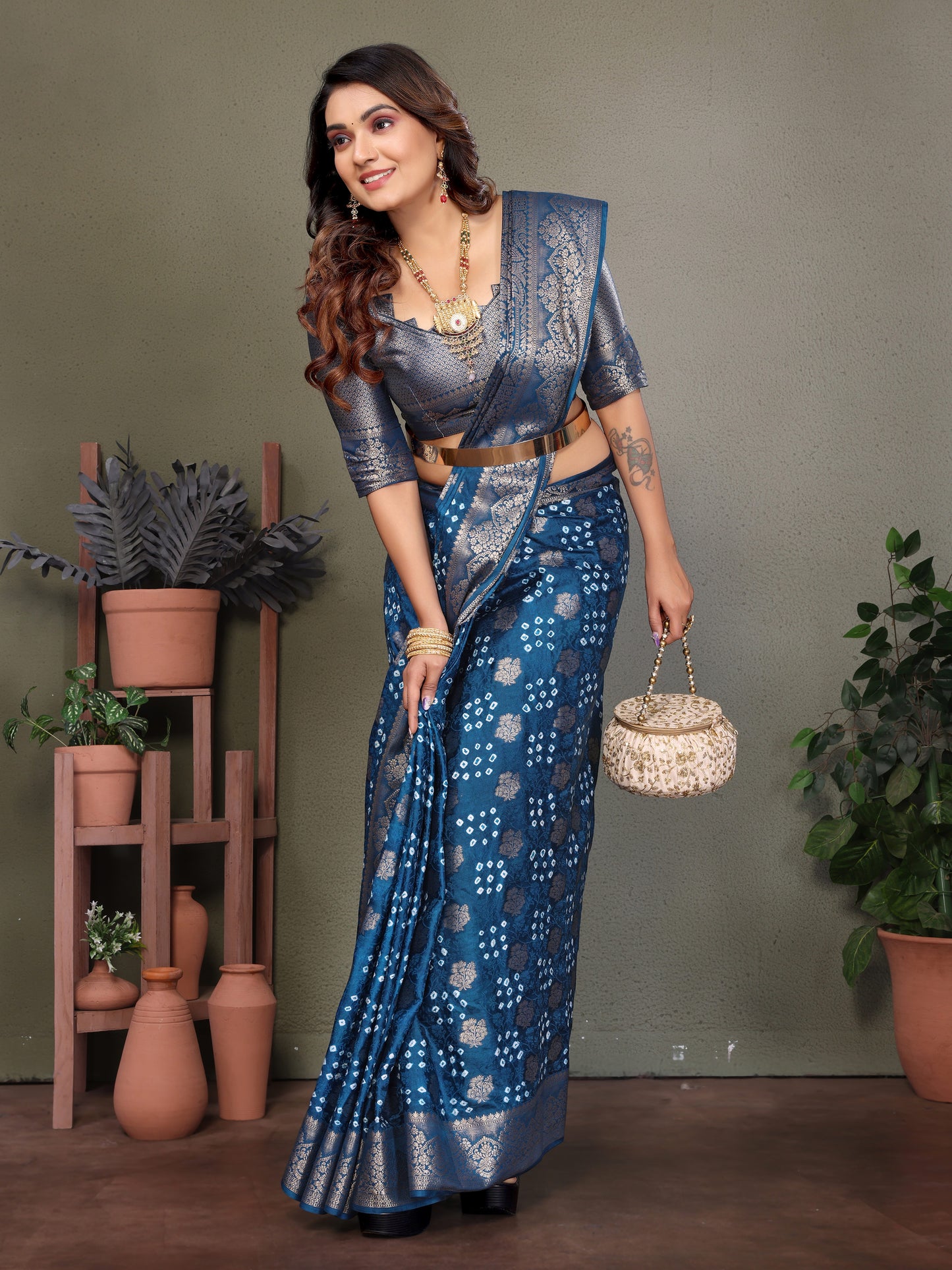 स्काई ब्लू शकुंतला बंधेज साटन सिल्क साड़ी, पूरी साड़ी और बॉर्डर पर ज़री बुनाई बूटा के साथ