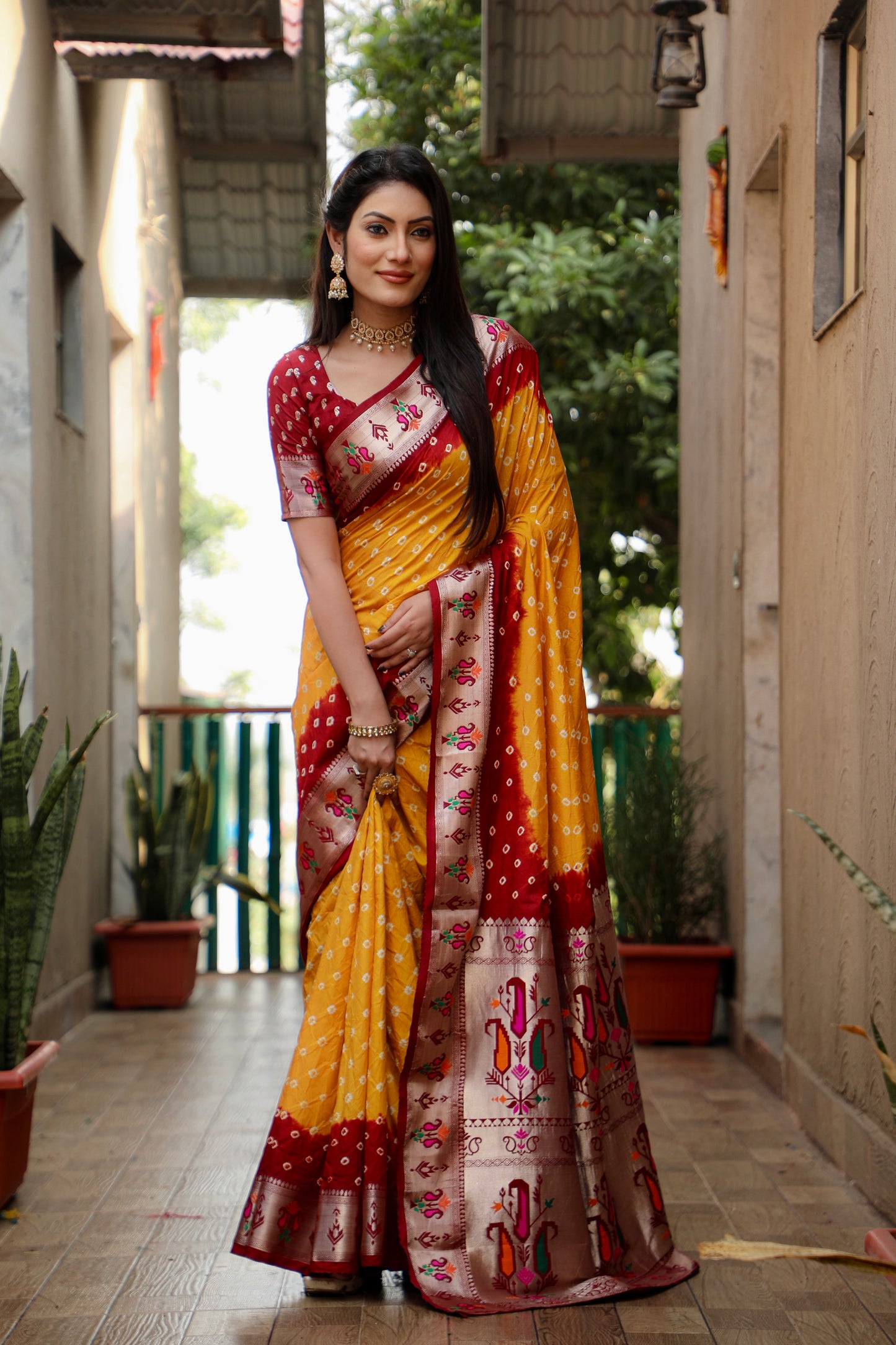 जरी पैठानी बुनाई बॉर्डर के साथ पीली चांदनी डोला मुलायम रेशम बंधेज साड़ी