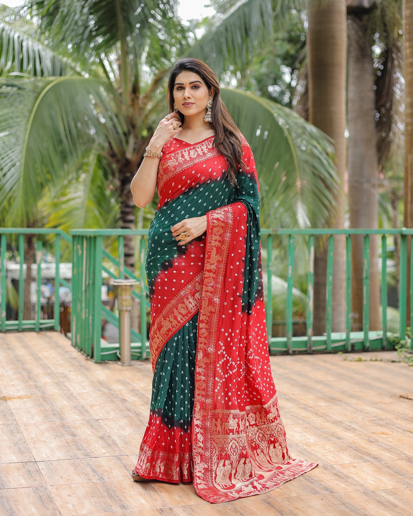 ज़री बुनाई रिच टिश्यू पल्लू के साथ हरी वामिका बंधेज सिल्क साड़ी