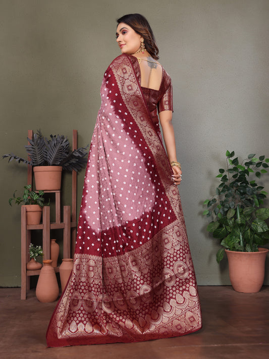 ज़री बुनाई बॉर्डर के साथ पीच सत्यवती बंधेज साटन सिल्क साड़ी