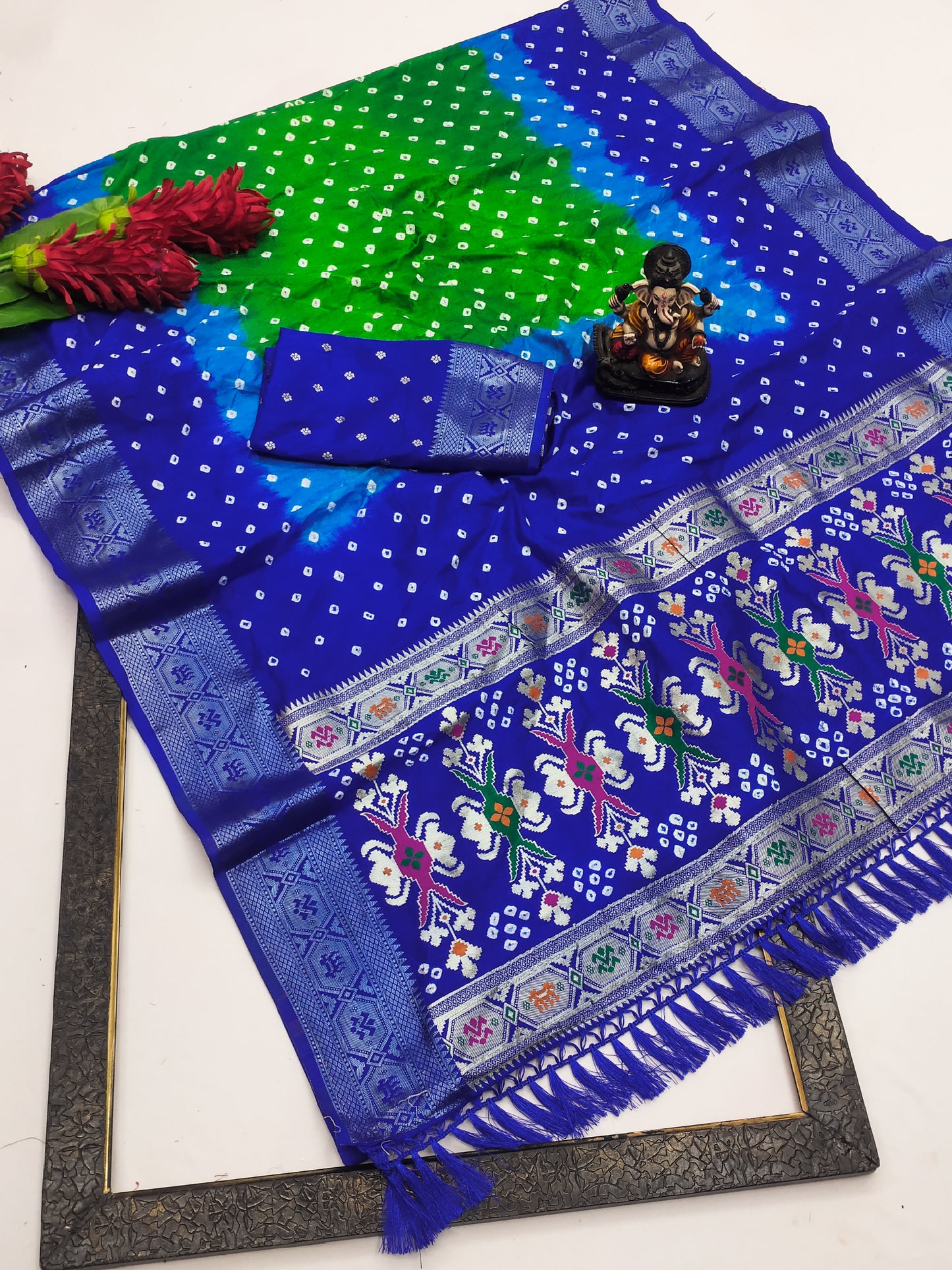 मल्टी कलर माहिरा सॉफ्ट सिल्क बंधेज साड़ी जिसमें मल्टीकलर डाइंग और सॉफ्ट और आसान फ्लोई है