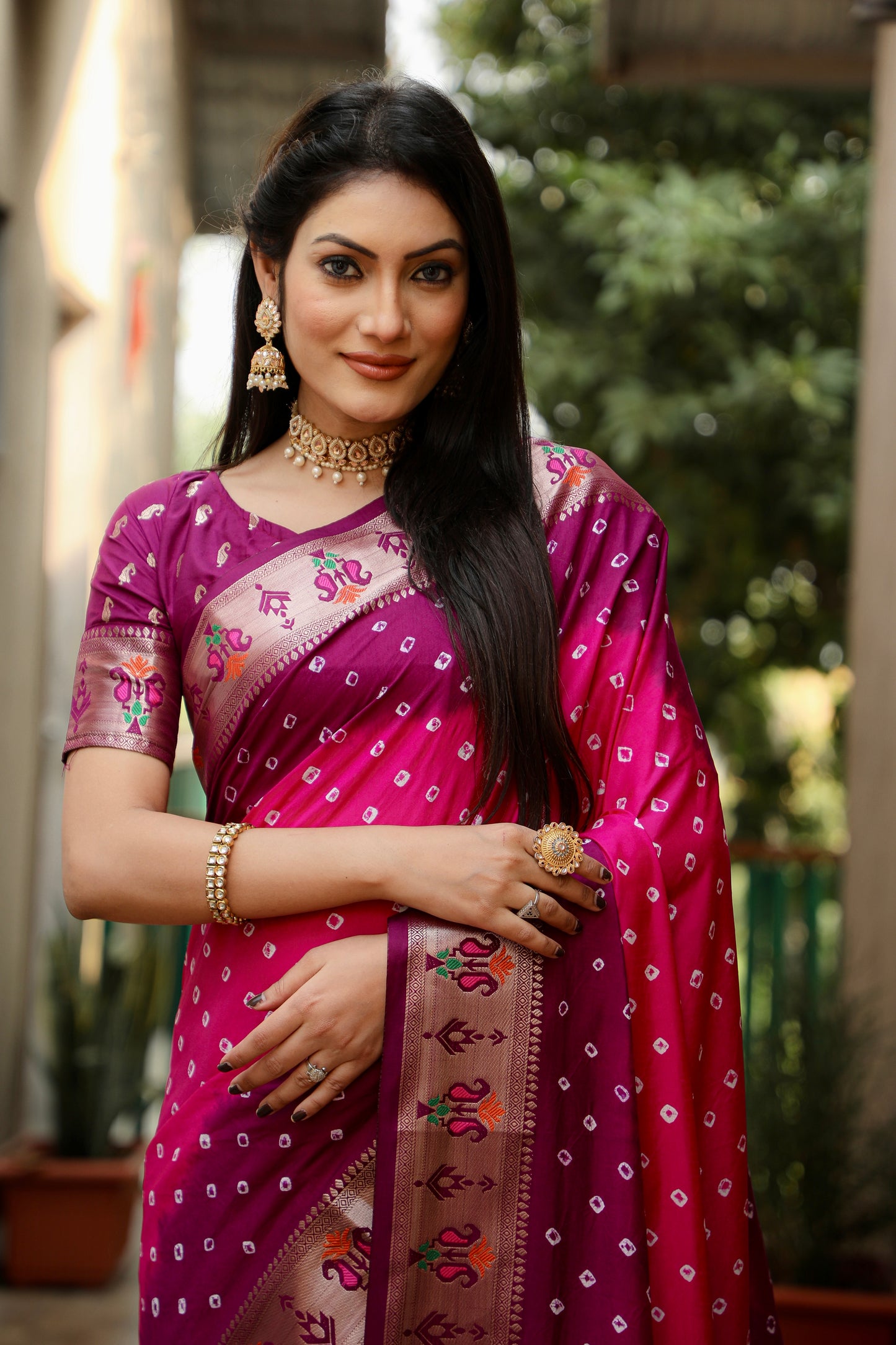 जरी पैठानी बुनाई बॉर्डर के साथ गुलाबी चांदनी डोला नरम रेशम बंधेज साड़ी