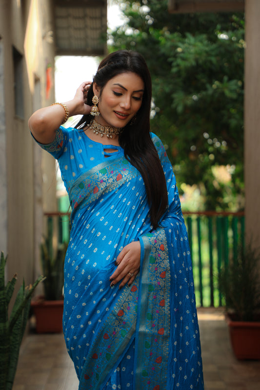 स्काई ब्लू नजाकत शुद्ध बंधेज सिल्क साड़ी पटोला बॉर्डर के साथ ज़री बुनाई पैठानी रिच पल्लू साड़ी