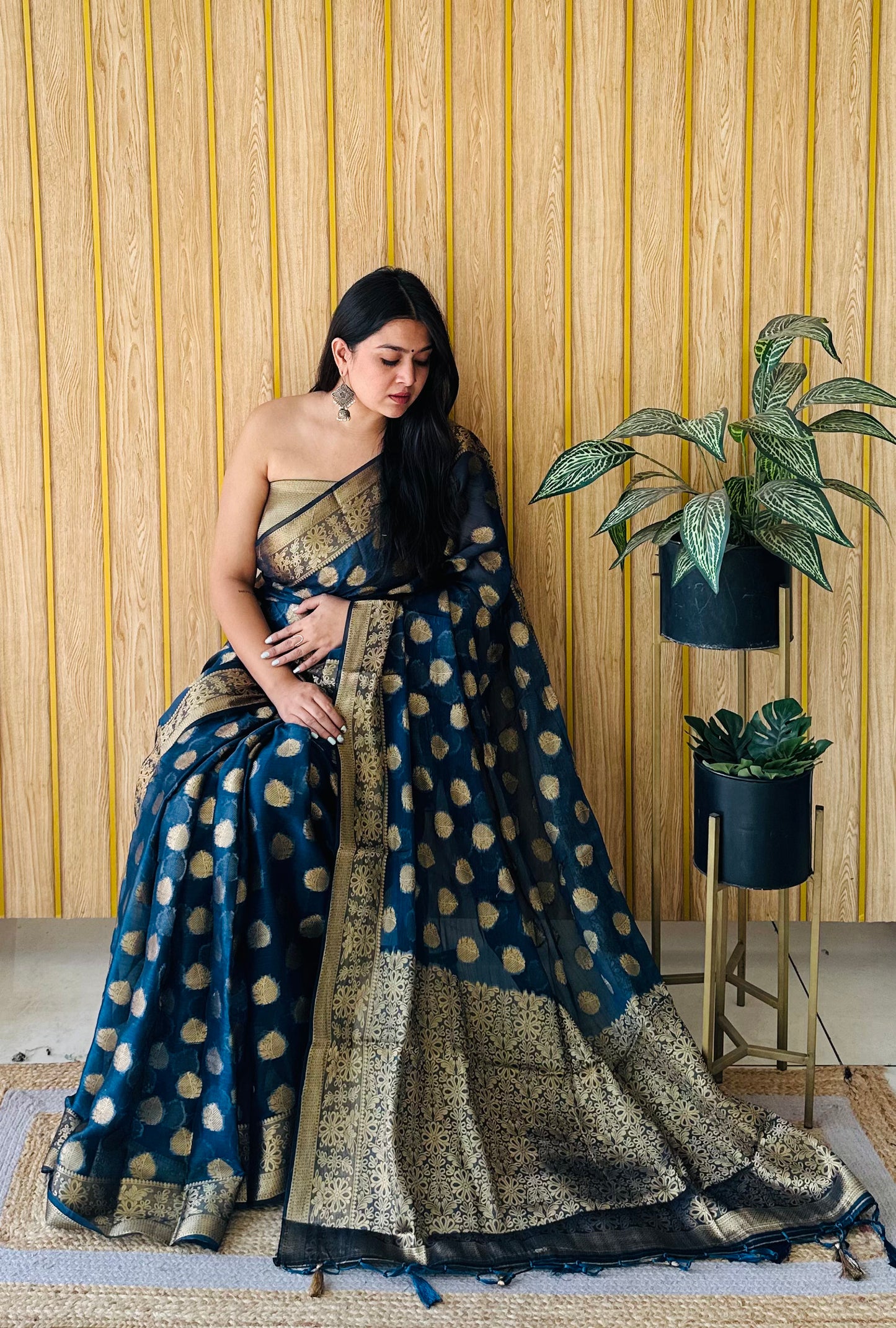 नीले रंग की प्रीमियम सॉफ्ट गिमिचू सिल्क साड़ी और जरी बुनाई बॉर्डर