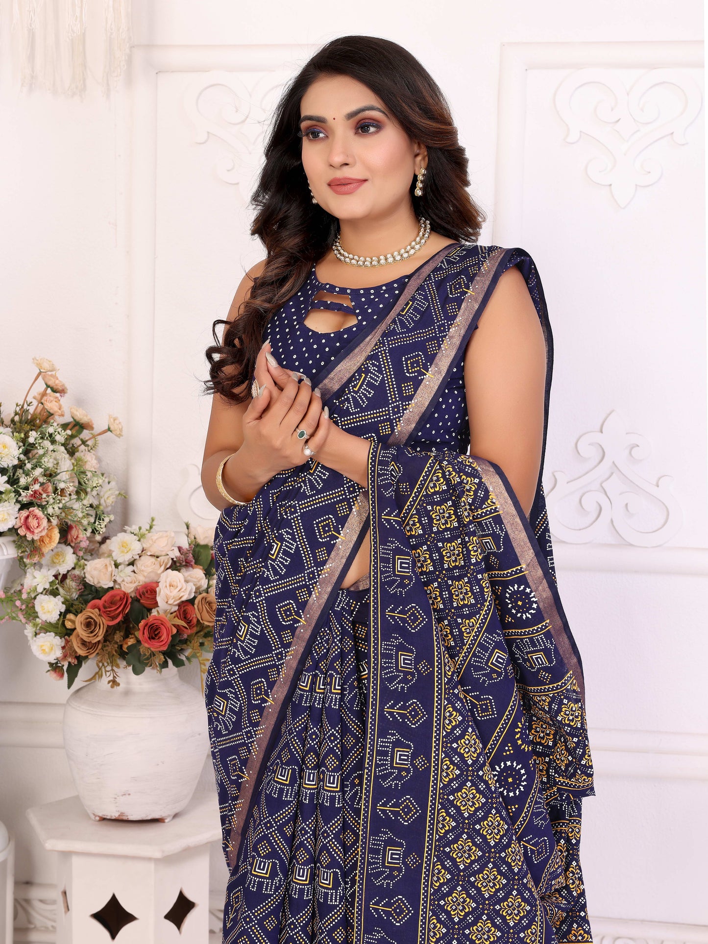 नेवी ब्लू अंबिका शुद्ध पटोला और बंधेज पैटर्न नरम सूती हल्के वजन की साड़ी