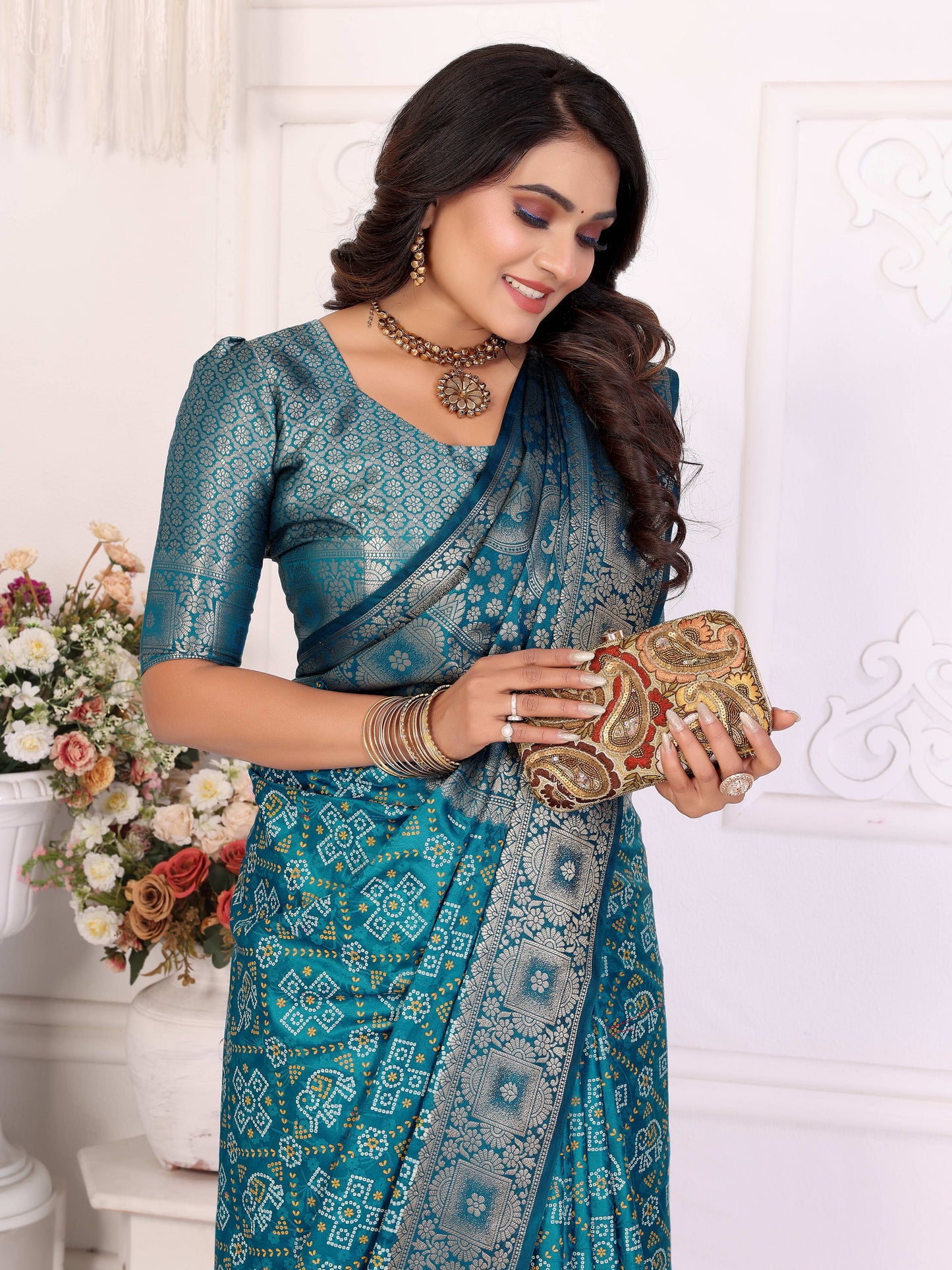 स्काई ब्लू समशीरा सॉफ्ट साटन सिल्क बंधेज प्रिंट साड़ी, पूरे ज़री बुनाई बॉर्डर के साथ