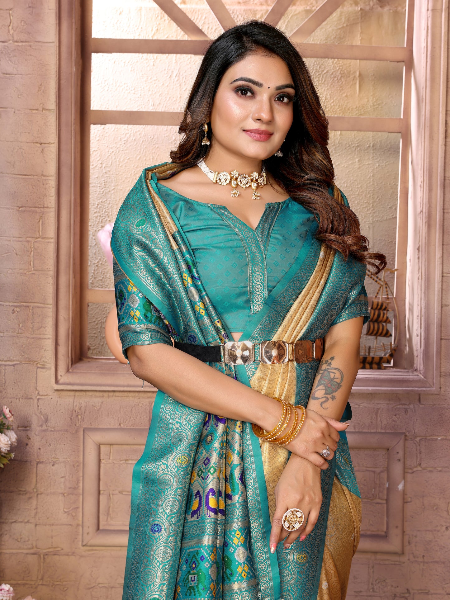 सी ग्रीन सुपीरियर और प्रीमियम शुद्ध बनारसी टिश्यू सिल्क साड़ी कंट्रास्ट पैठानी बॉर्डर के साथ