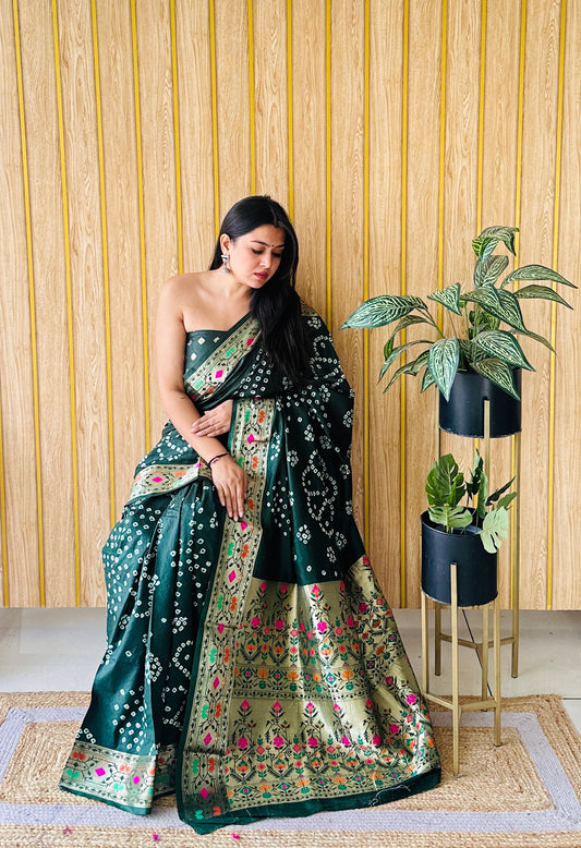 ज़री बुनाई पैठानी रिच पल्लू के साथ पटोला बॉर्डर वाली हरी दीवानी शुद्ध बंधेज सिल्क साड़ी