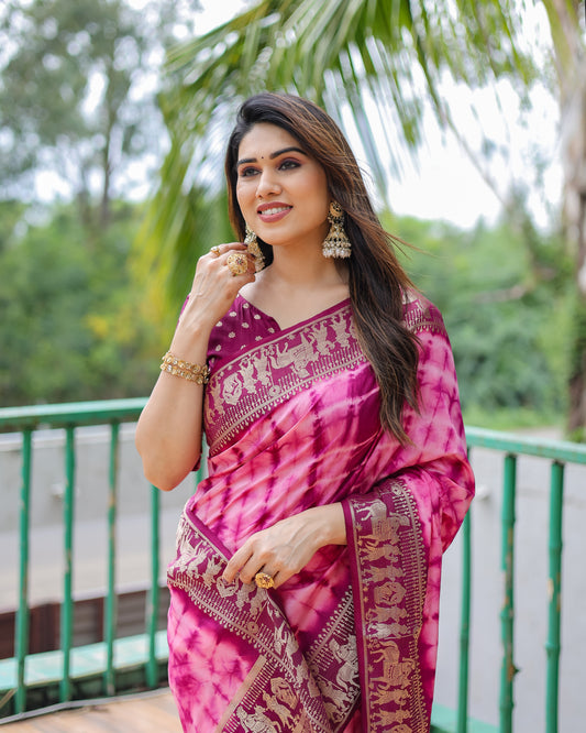 गहरे गुलाबी रंग की प्रीमियम और उच्च गुणवत्ता, आरामदायक सिबोरी वर्क के साथ मुलायम डोला सिल्क साड़ी