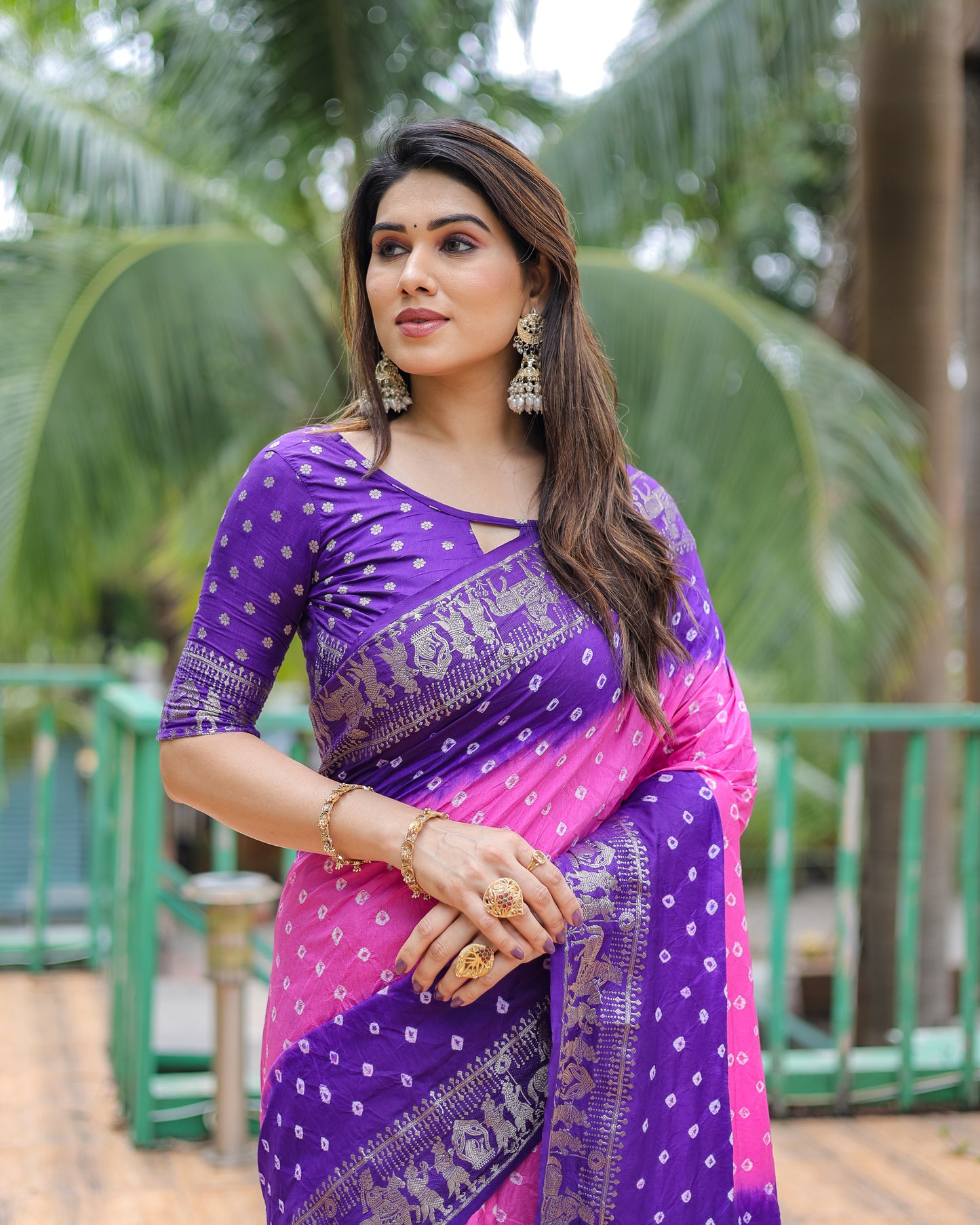 ज़री बुनाई रिच टिश्यू पल्लू के साथ बैंगनी वामिका बंधेज सिल्क साड़ी