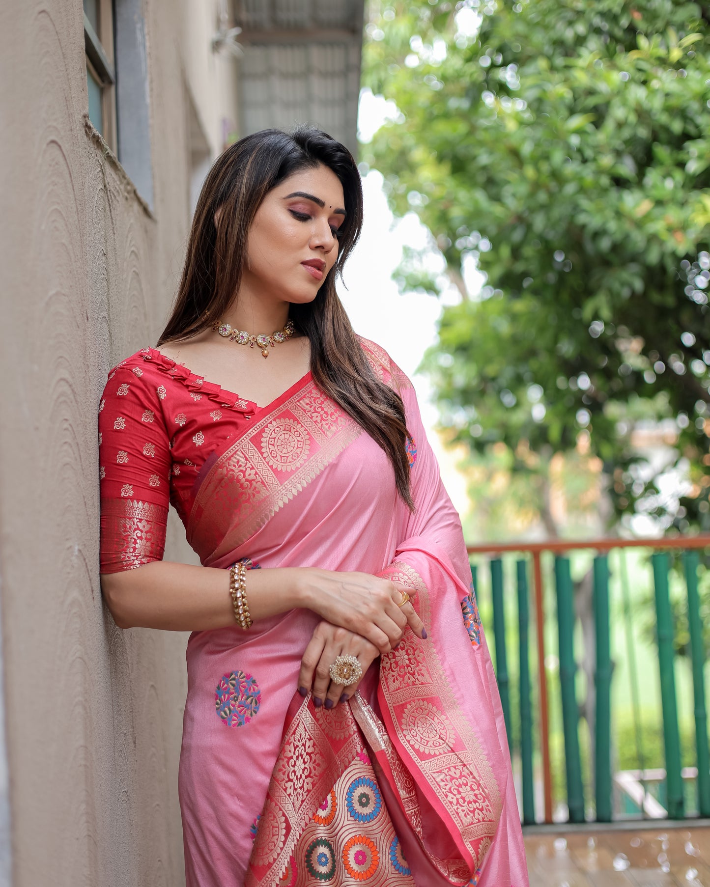 गुलाबी रंग की खूबसूरत ट्रेंडी कलेक्शन डोला सिल्क साड़ी अनोखे बूटा डिज़ाइन के साथ