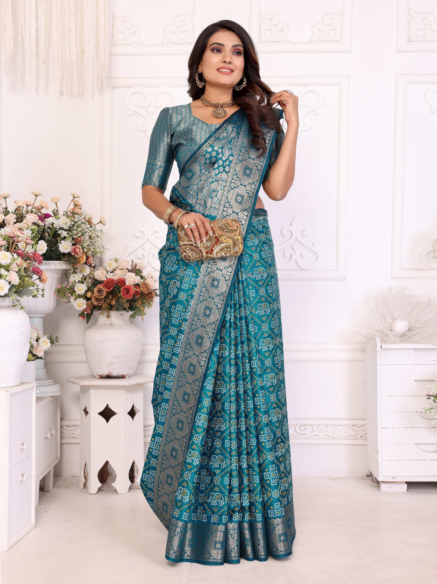 स्काई ब्लू समशीरा सॉफ्ट साटन सिल्क बंधेज प्रिंट साड़ी, पूरे ज़री बुनाई बॉर्डर के साथ