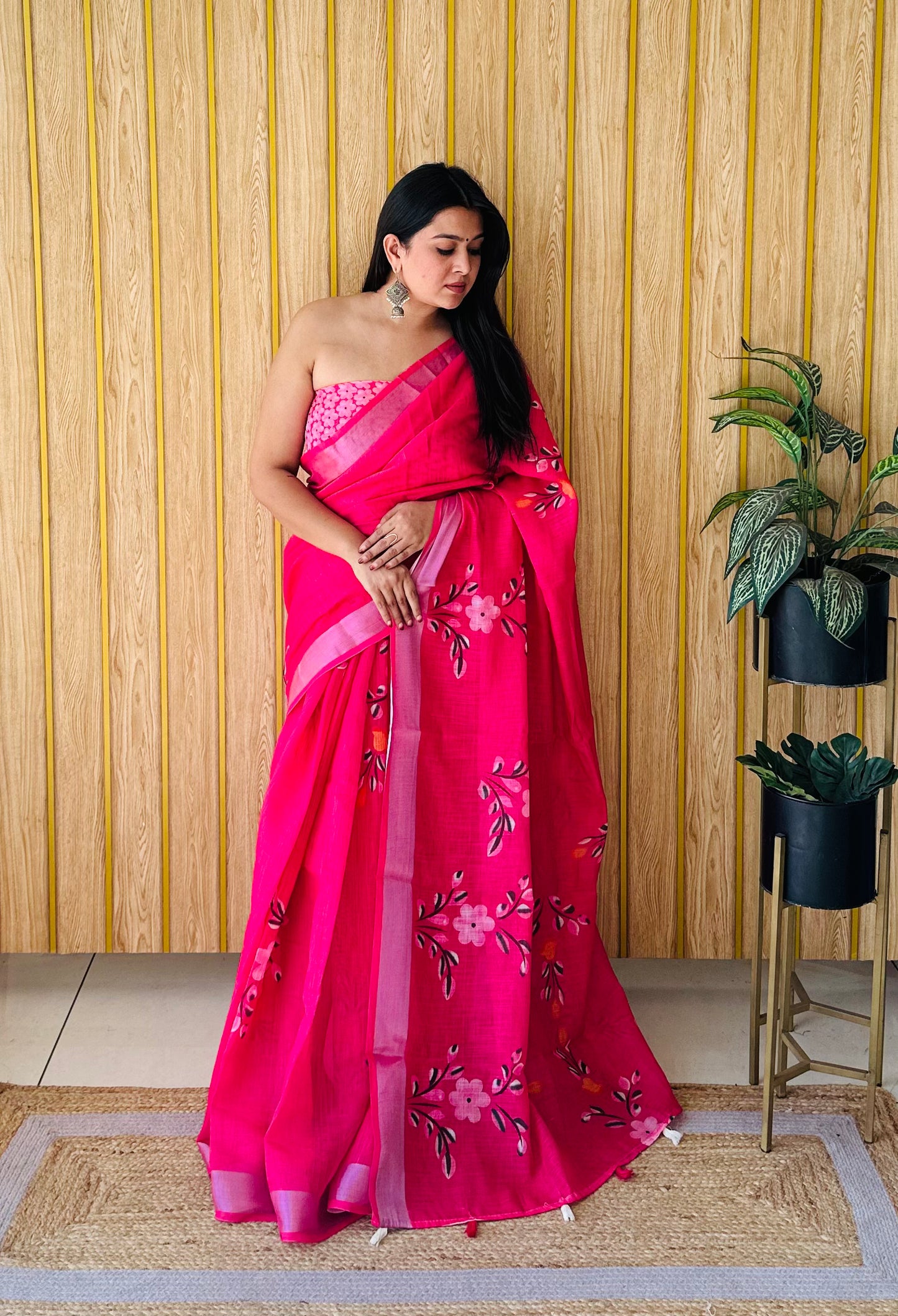 गुलाबी रंग की एक्सक्लूसिव वेडिंग सॉफ्ट लिनन कॉटन डिजिटल प्रिंट साड़ी सिल्वर बॉर्डर के साथ