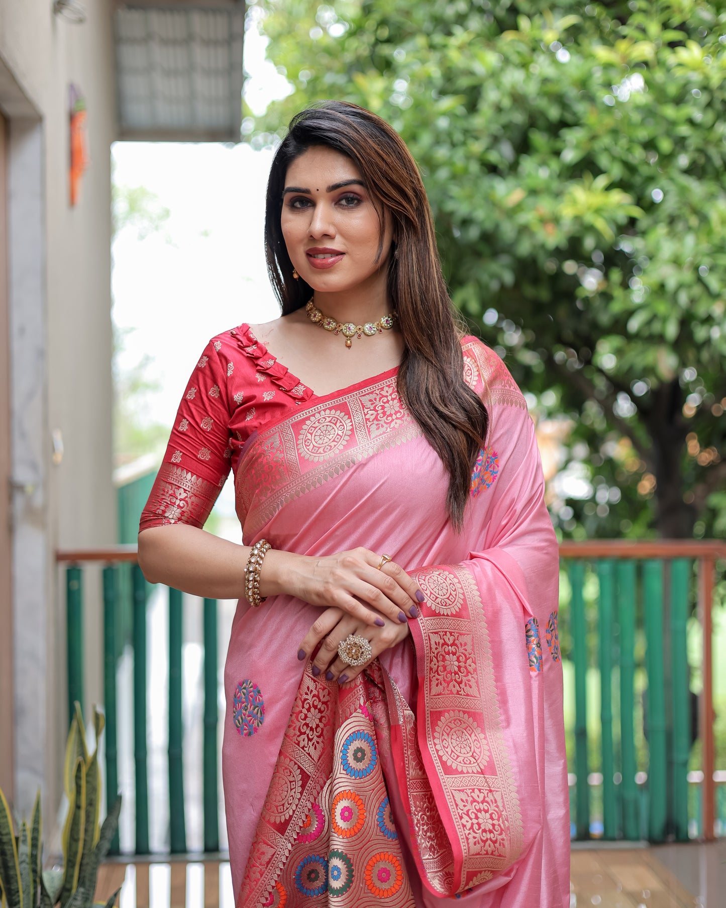 गुलाबी रंग की खूबसूरत ट्रेंडी कलेक्शन डोला सिल्क साड़ी अनोखे बूटा डिज़ाइन के साथ