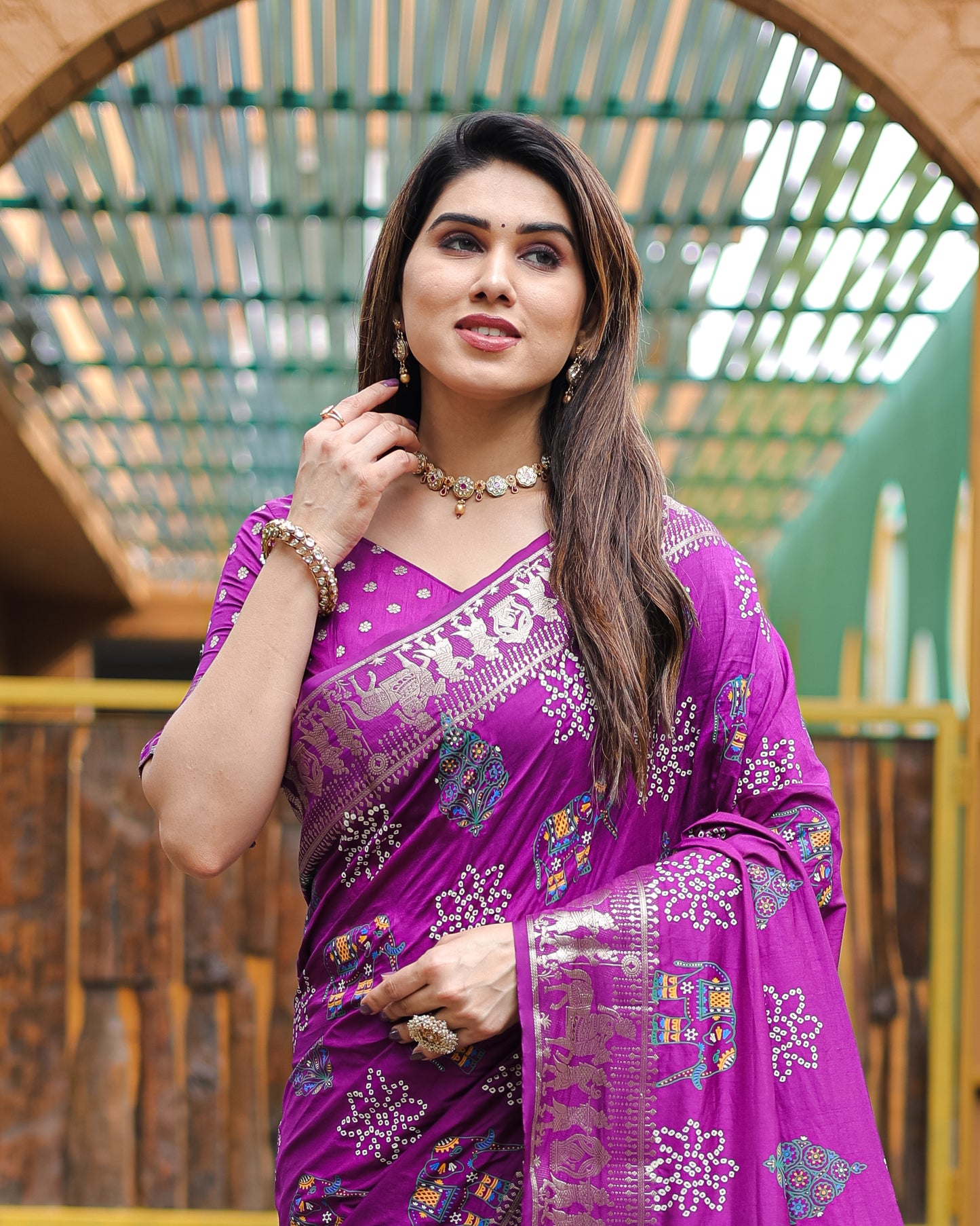 कांची बुनाई बॉर्डर के साथ पर्पल मस्तानी सॉफ्ट डोला सिल्क बंधेज प्रिंट साड़ी