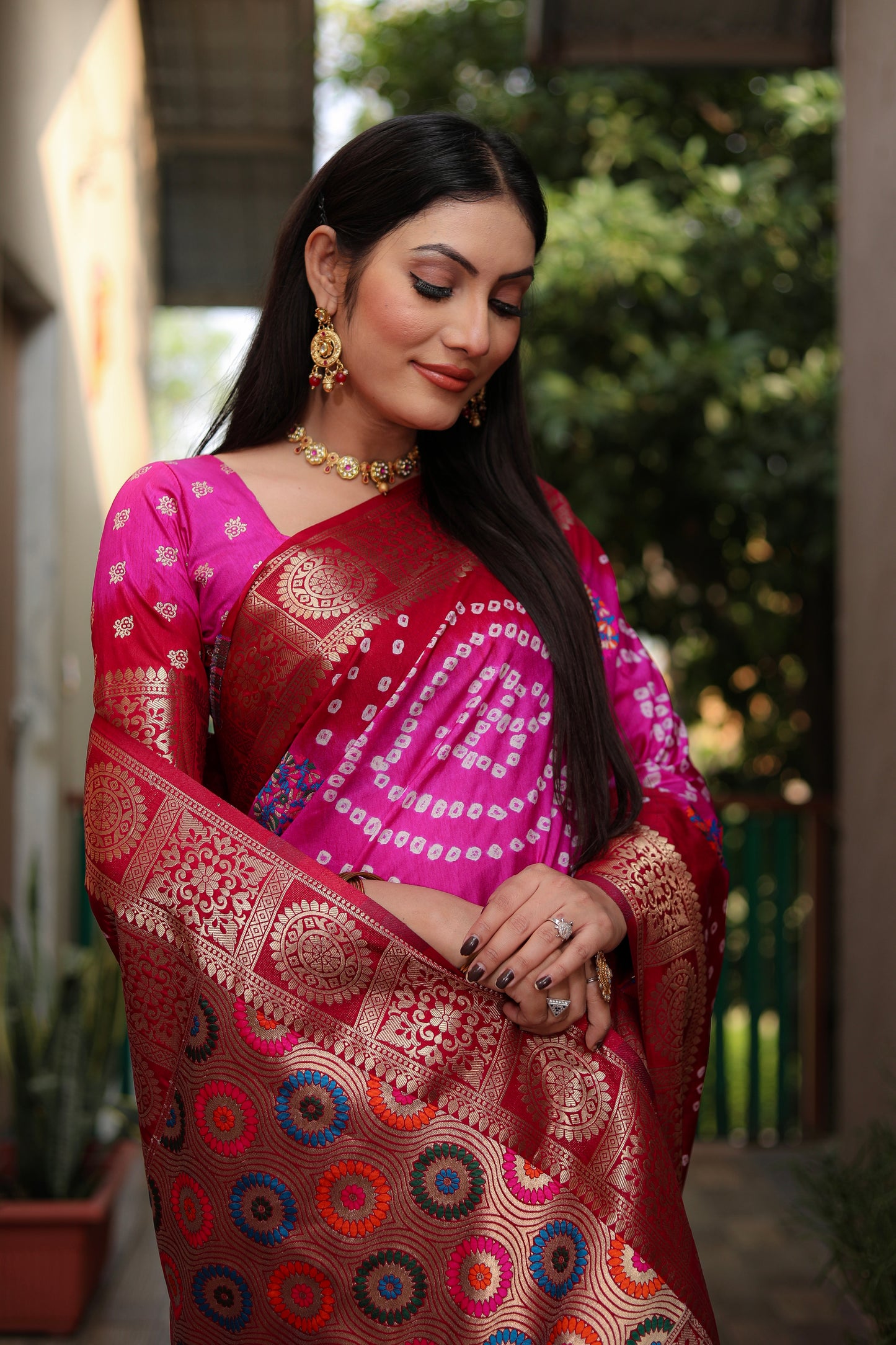 गहरे गुलाबी रंग की इशानी शुद्ध बंधेज सिल्क साड़ी मीनाकारी बुनाई बूटा ज़री के साथ