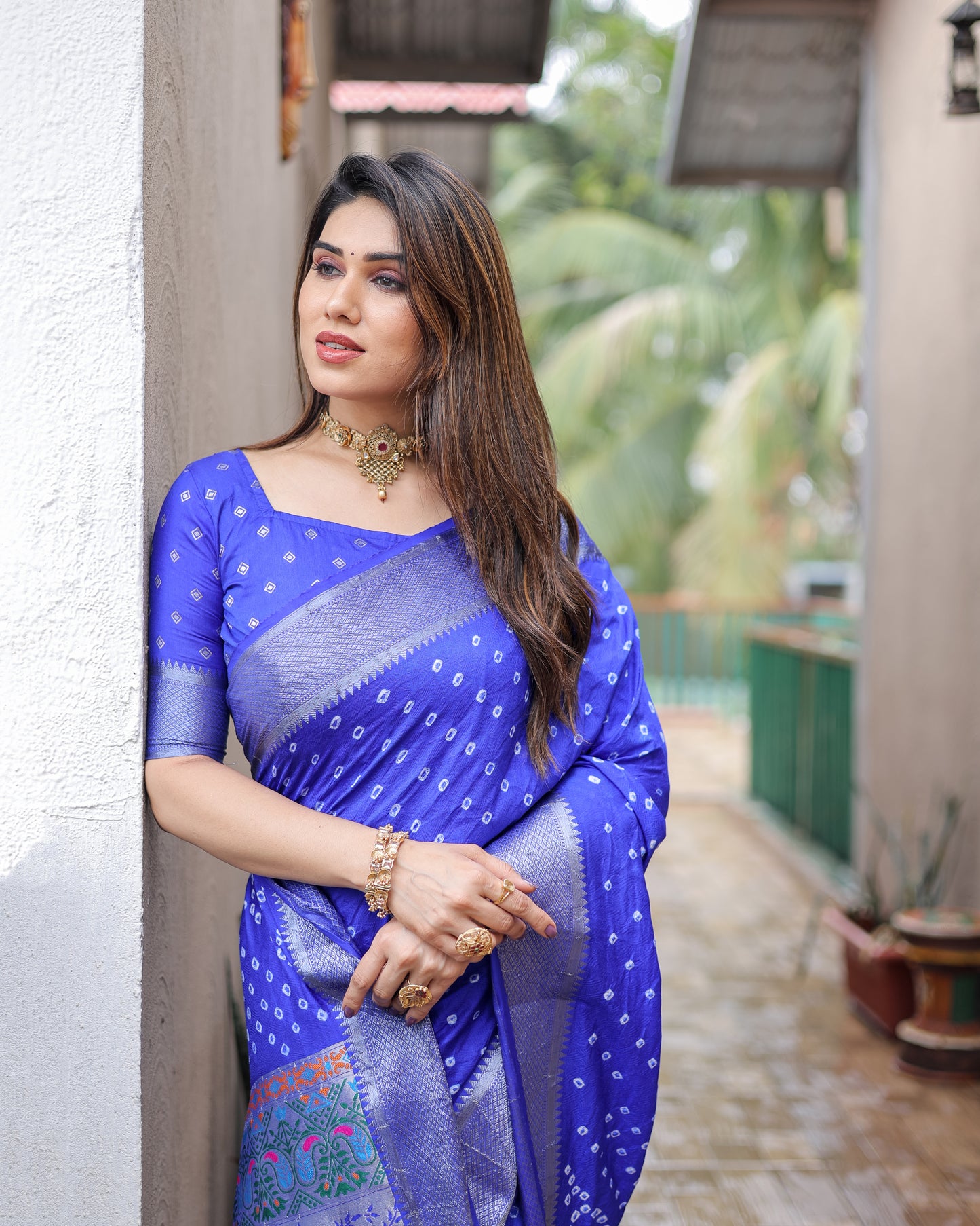 नीली यशोमती डोला नरम रेशम बंधेज साड़ी जरी बुनाई बॉर्डर के साथ