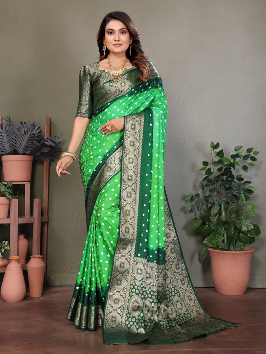 ज़री बुनाई बॉर्डर के साथ हल्के हरे रंग की सत्यवती बंधेज साटन सिल्क साड़ी