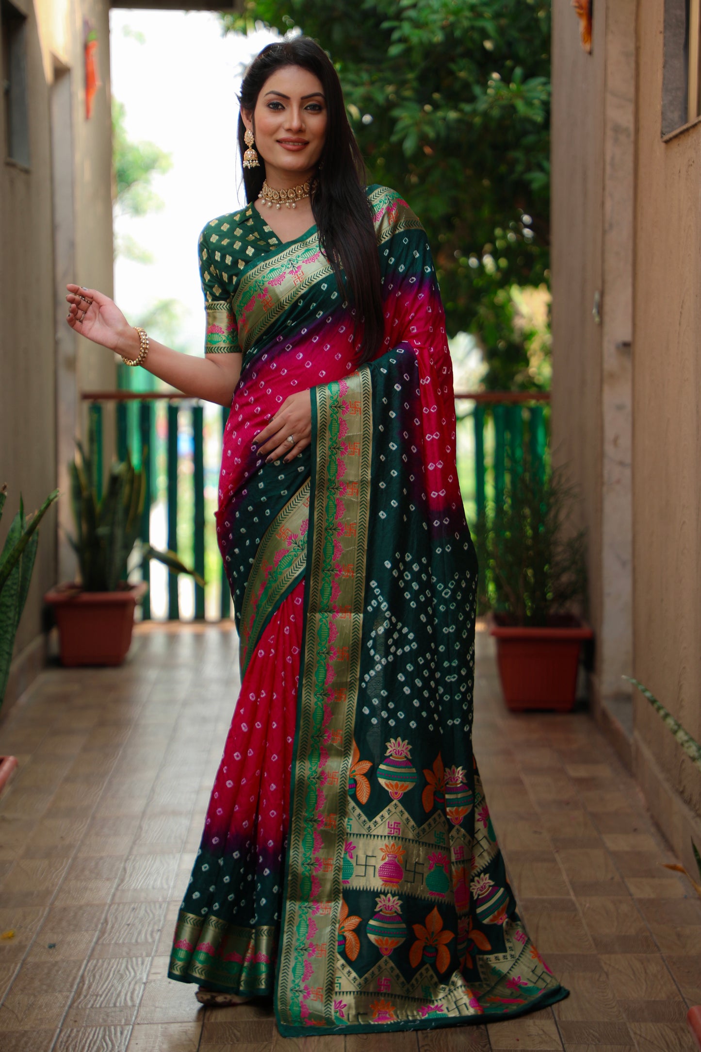 मीनाकारी बॉर्डर और ज़री बुनाई कलश और स्वास्तिक डिजाइन के साथ गुलाबी स्वास्तिक बंधेज सिल्क साड़ी