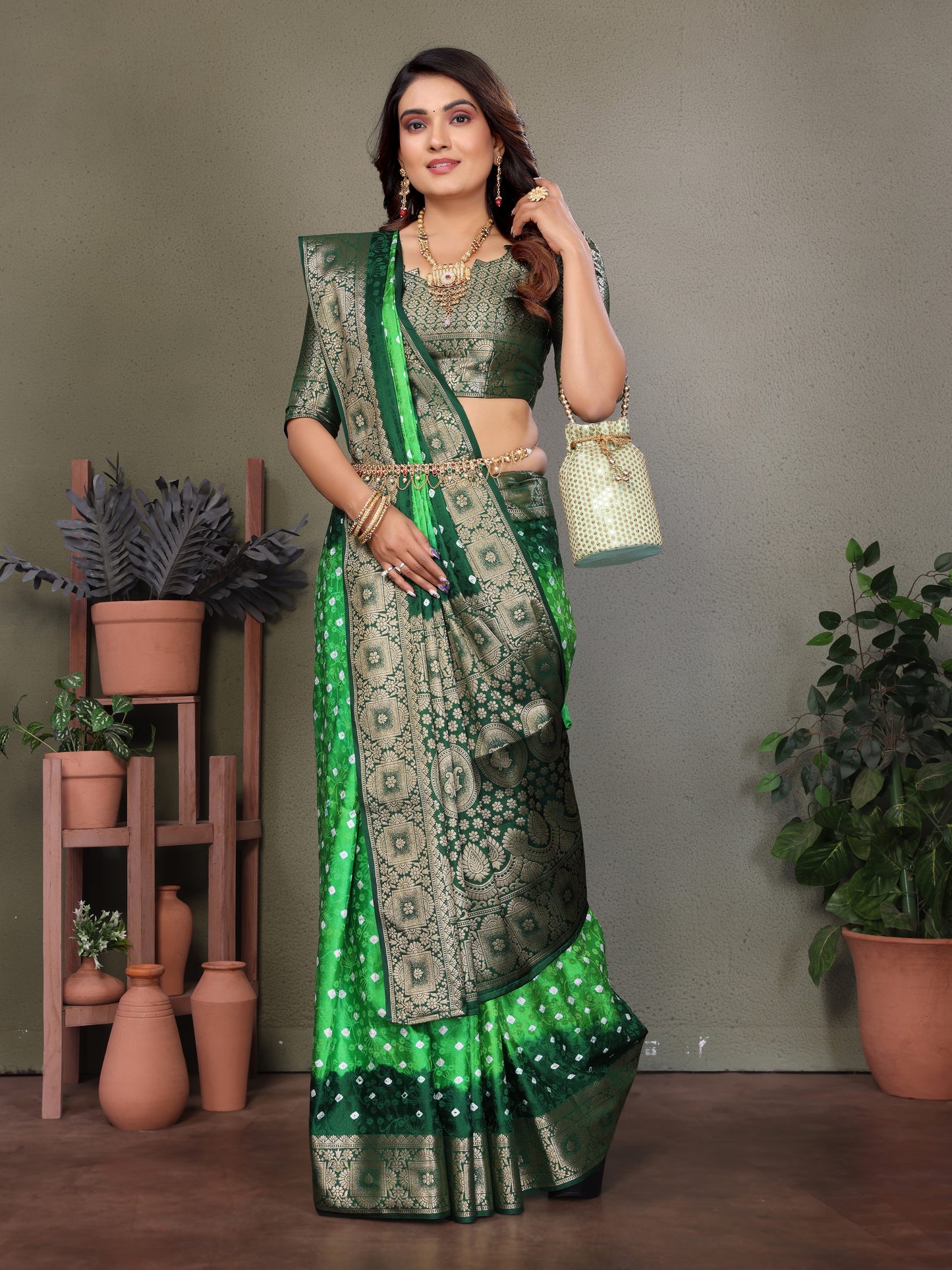 ज़री बुनाई बॉर्डर के साथ हल्के हरे रंग की सत्यवती बंधेज साटन सिल्क साड़ी