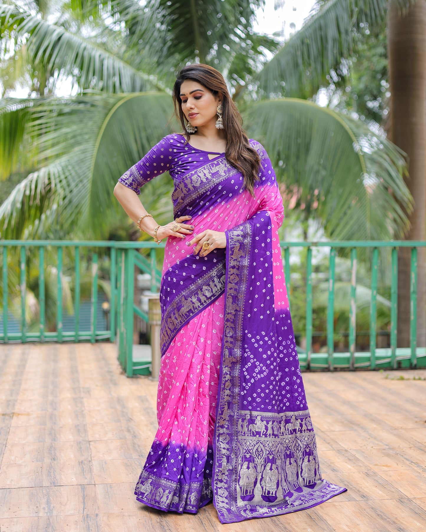 ज़री बुनाई रिच टिश्यू पल्लू के साथ बैंगनी वामिका बंधेज सिल्क साड़ी